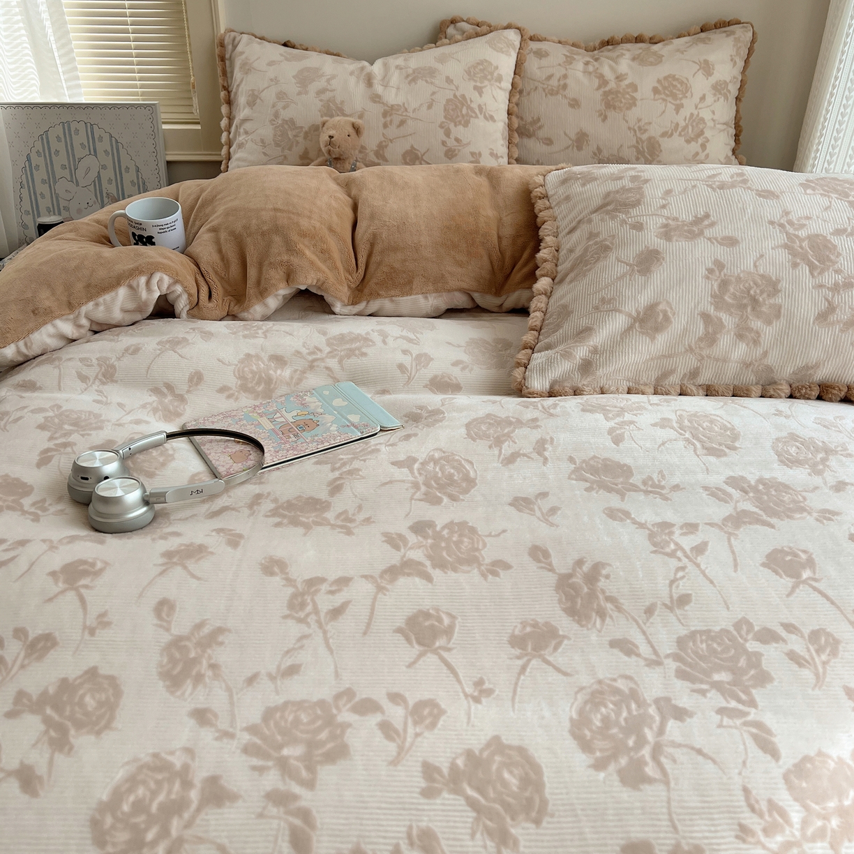 91家纺网 家纺一手货源 找家纺 十里居 2025新款法式复古兔毛球雕花牛奶绒四件套 玫瑰-浅咖