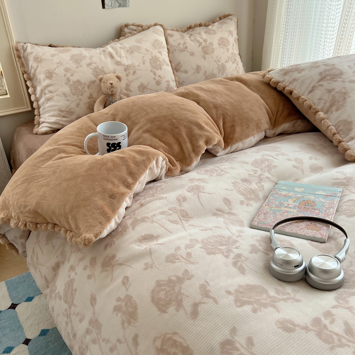 91家纺网 家纺一手货源 找家纺 十里居 2025新款法式复古兔毛球雕花牛奶绒四件套 玫瑰-浅咖