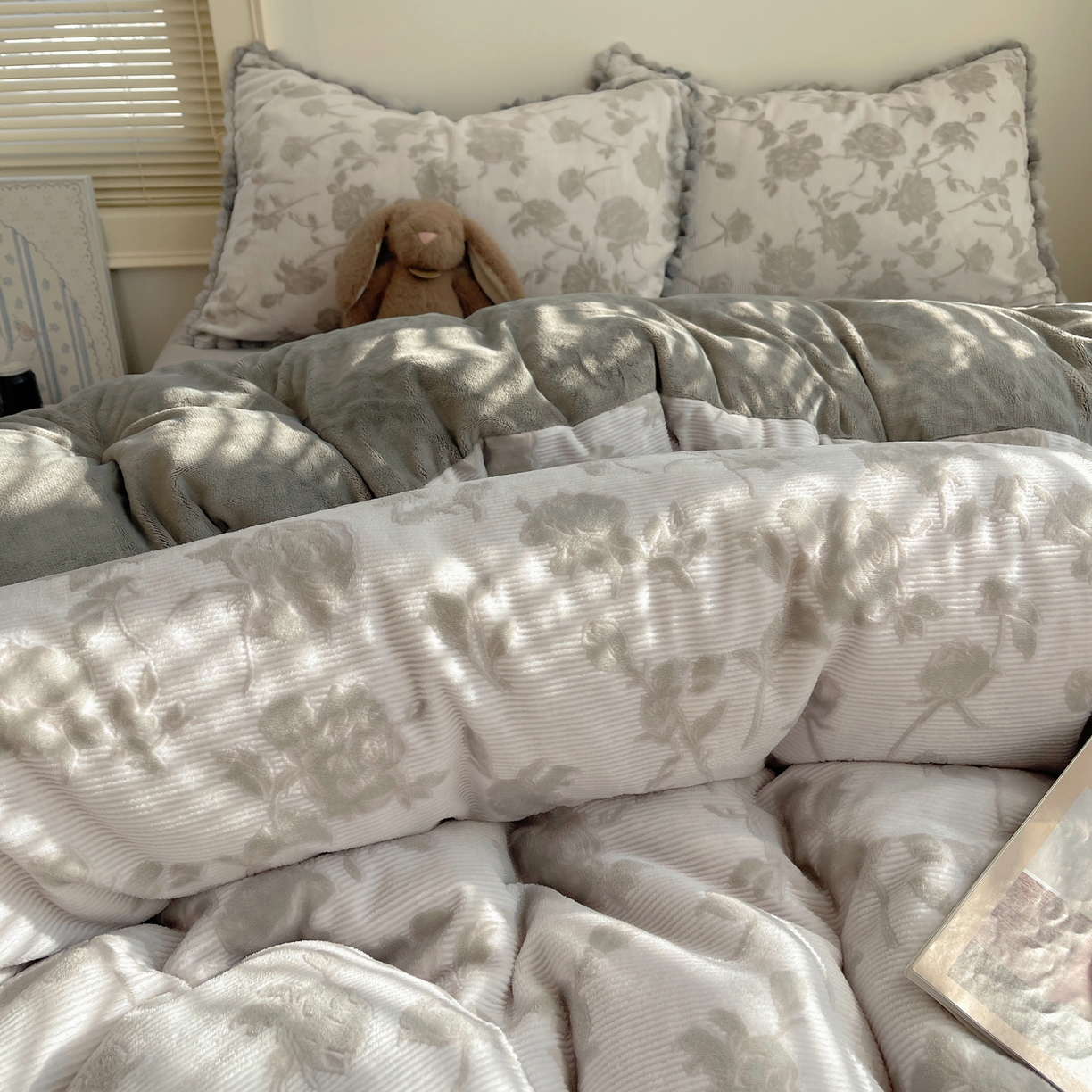 91家纺网 家纺一手货源 找家纺 十里居 2025新款法式复古兔毛球雕花牛奶绒四件套 玫瑰-灰