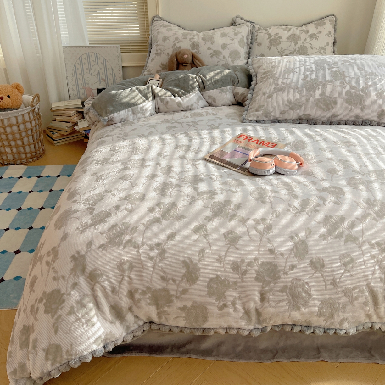 91家纺网 家纺一手货源 找家纺 （总）十里居 2025新款法式复古兔毛球雕花牛奶绒四件套