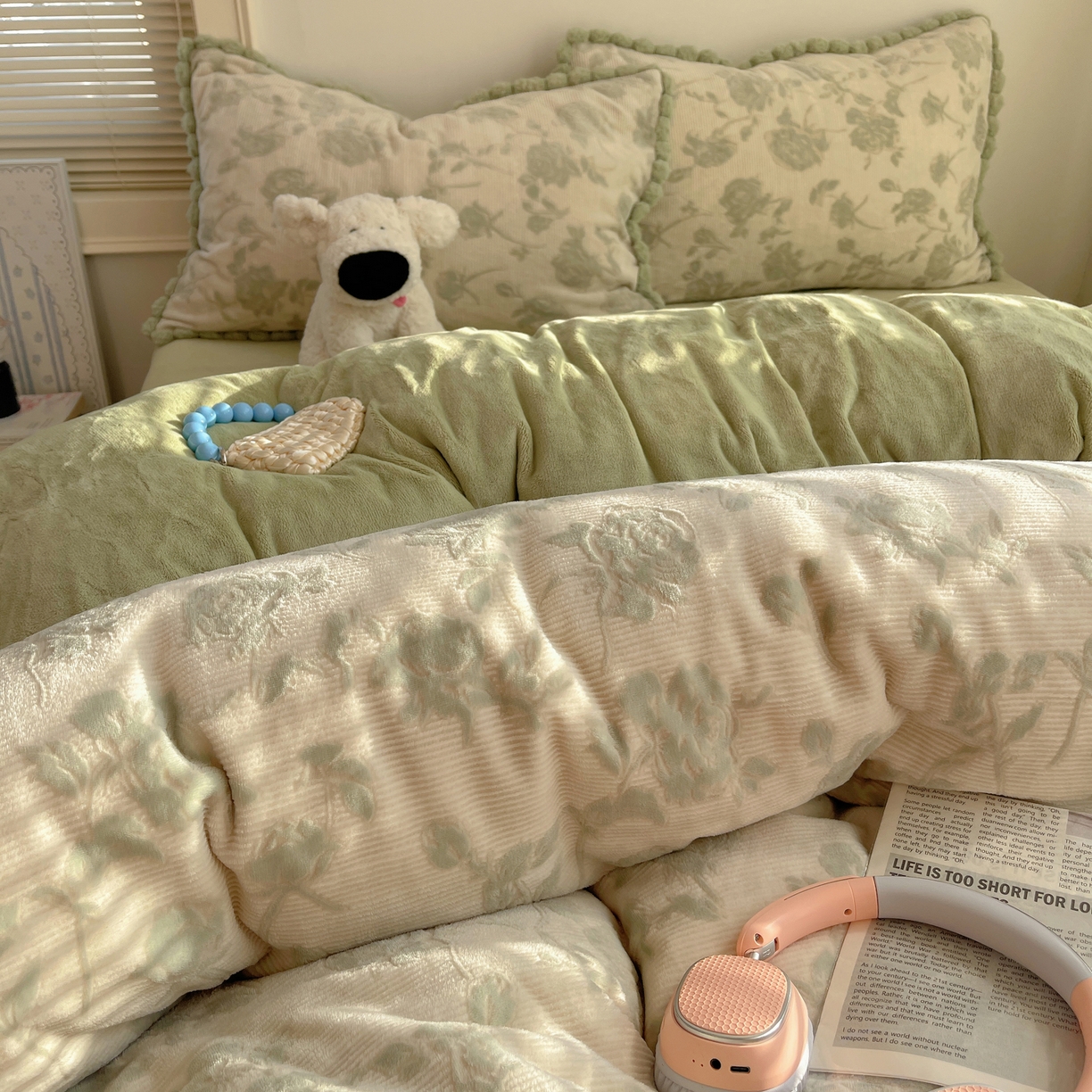 91家纺网 家纺一手货源 找家纺 十里居 2025新款法式复古兔毛球雕花牛奶绒四件套 玫瑰-绿