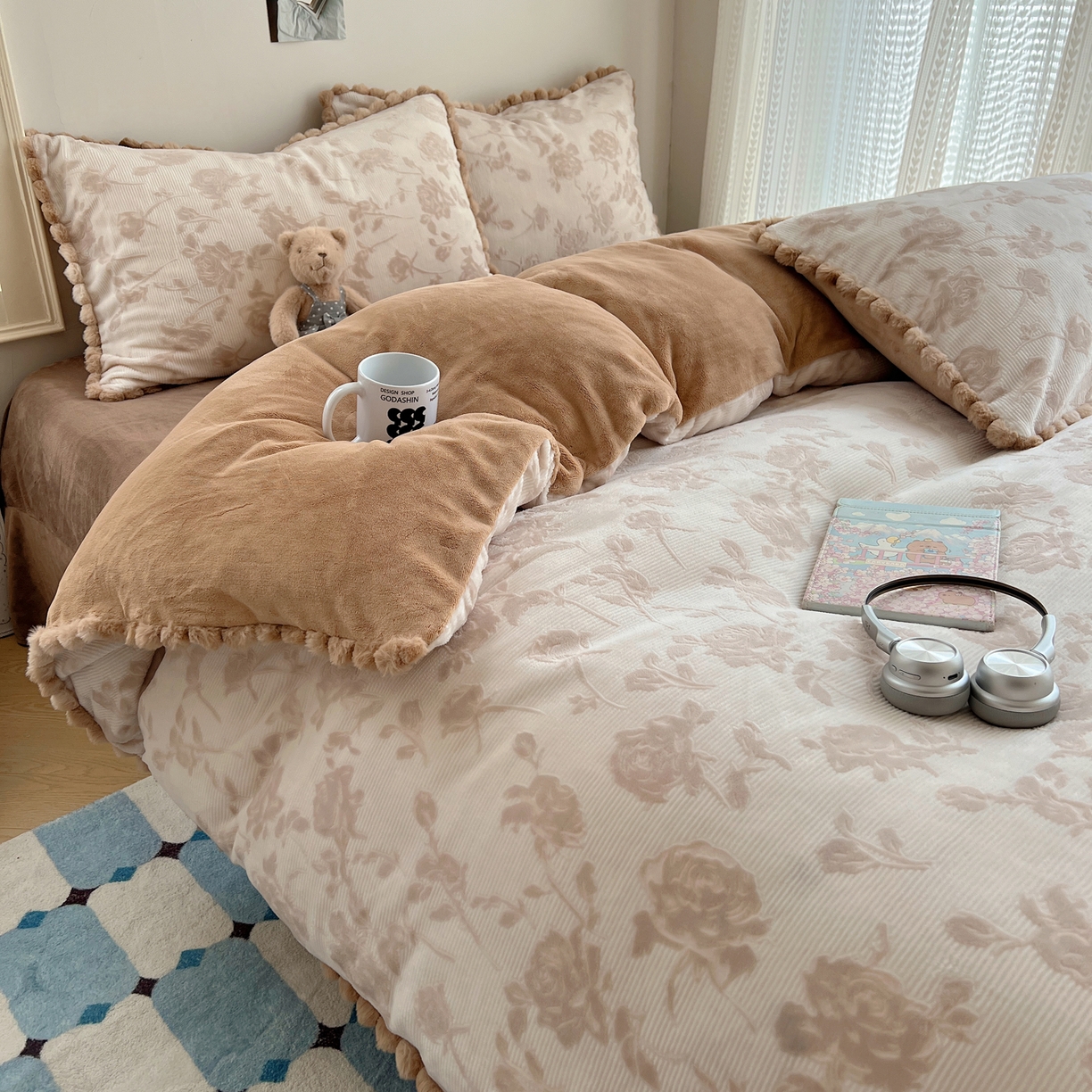 91家纺网 家纺一手货源 找家纺 十里居 2025新款法式复古兔毛球雕花牛奶绒四件套 玫瑰-浅咖