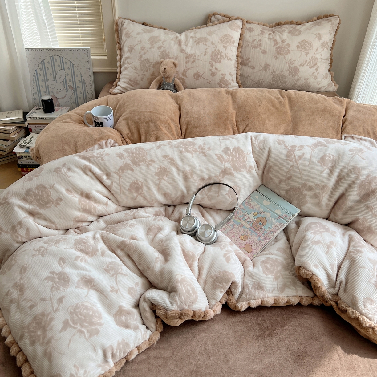 91家纺网 家纺一手货源 找家纺 十里居 2025新款法式复古兔毛球雕花牛奶绒四件套 玫瑰-浅咖