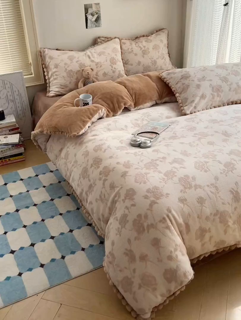 91家纺网 家纺一手货源 找家纺 十里居 2025新款法式复古兔毛球雕花牛奶绒四件套 玫瑰-浅咖