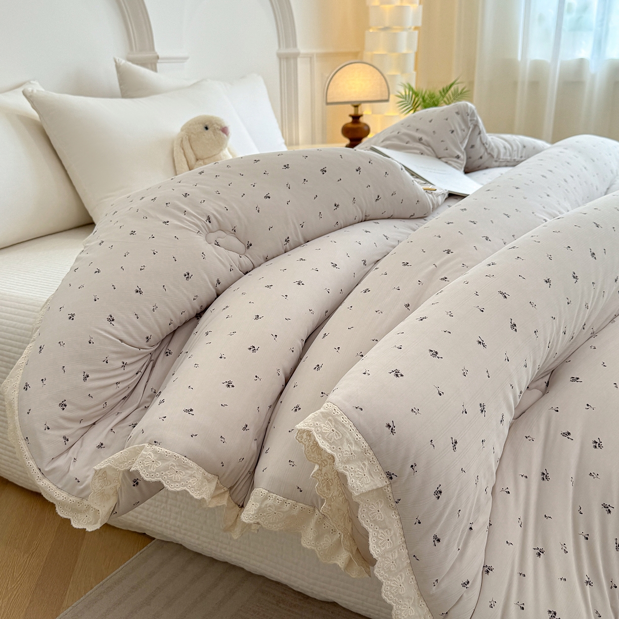 91家纺网 家纺一手货源 找家纺 缔锦家纺 2025新款全棉花边提花被被子被芯 寻意