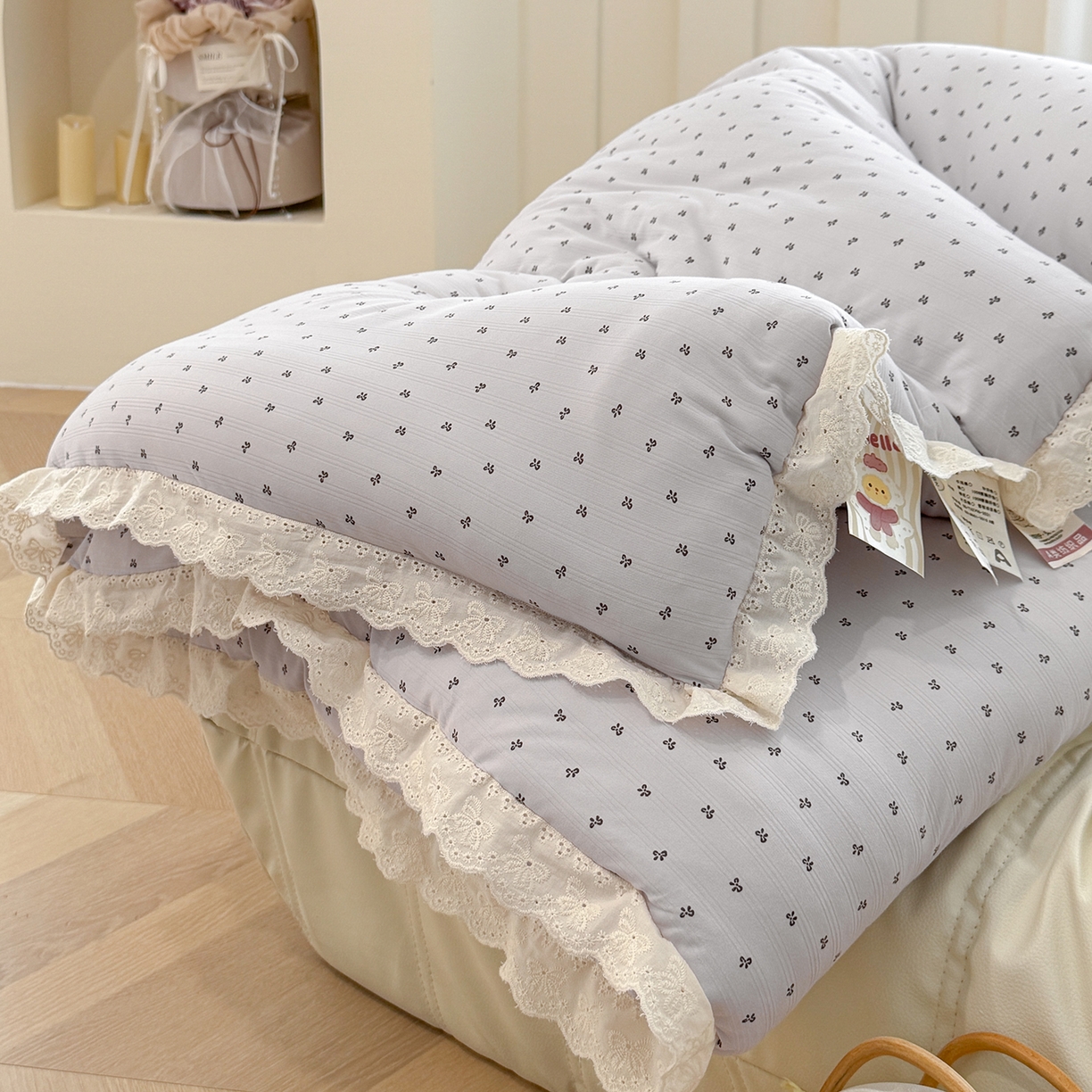 91家纺网 家纺一手货源 找家纺 缔锦家纺 2025新款全棉花边提花被被子被芯 香依兰