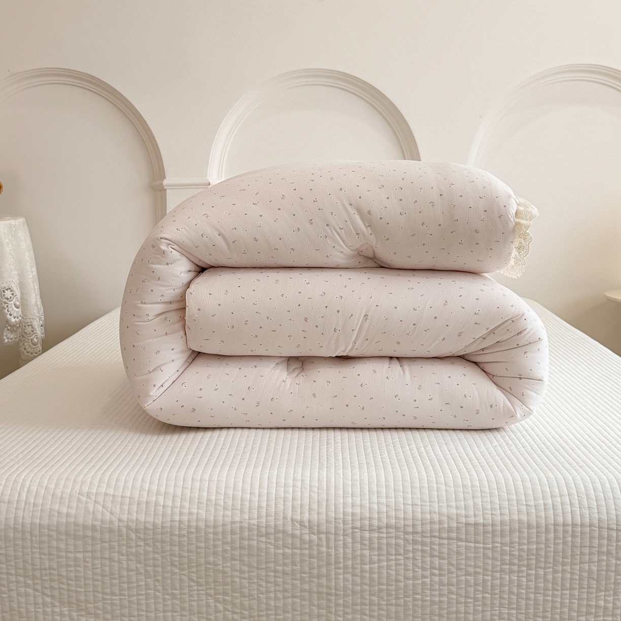 91家纺网 家纺一手货源 找家纺 缔锦家纺 2025新款全棉花边提花被被子被芯 蔷薇粉