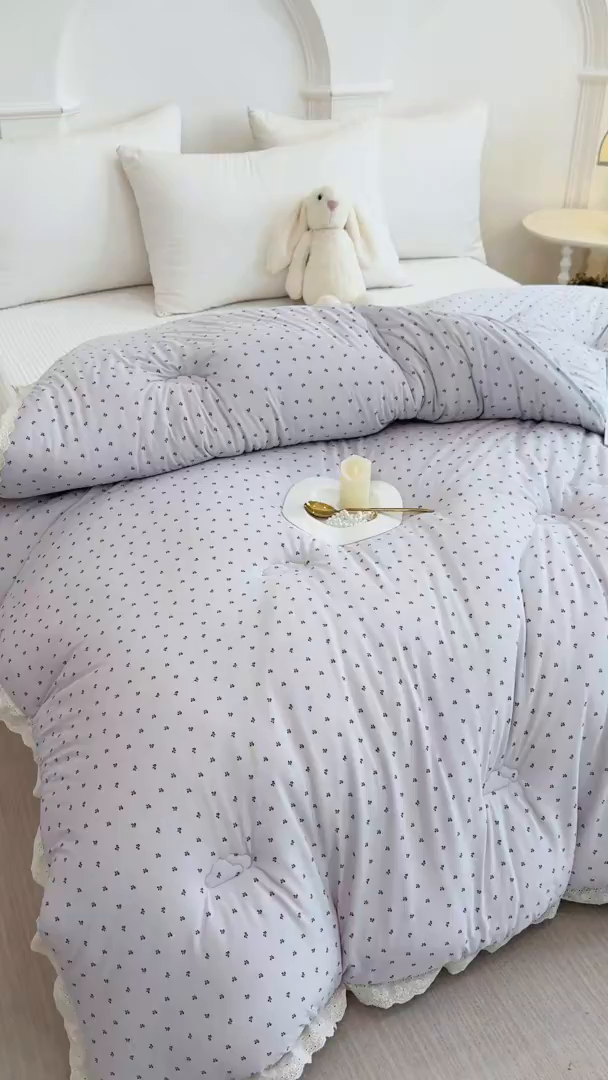 91家纺网 家纺一手货源 找家纺 缔锦家纺 2025新款全棉花边提花被被子被芯 香依兰