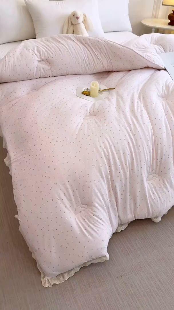 91家纺网 家纺一手货源 找家纺 缔锦家纺 2025新款全棉花边提花被被子被芯 蔷薇粉