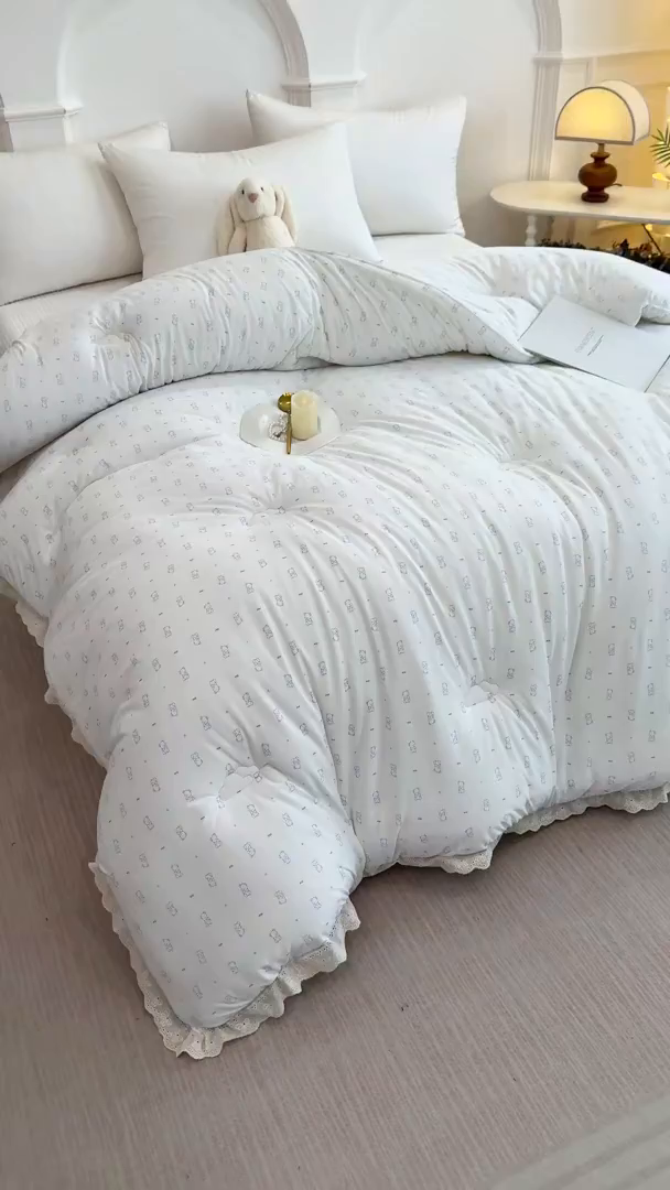 91家纺网 家纺一手货源 找家纺 缔锦家纺 2025新款全棉花边提花被被子被芯 小熊乐园