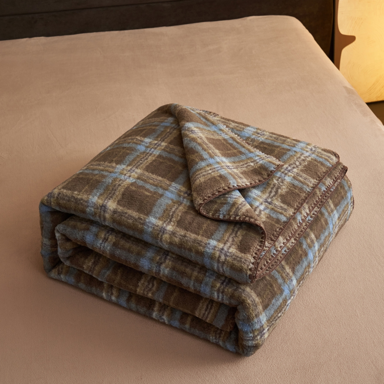 91家纺网 家纺一手货源 找家纺 寐绸家纺 2025新款230g双层羊绒牛奶绒毛毯 双层毛毯-维系咖格
