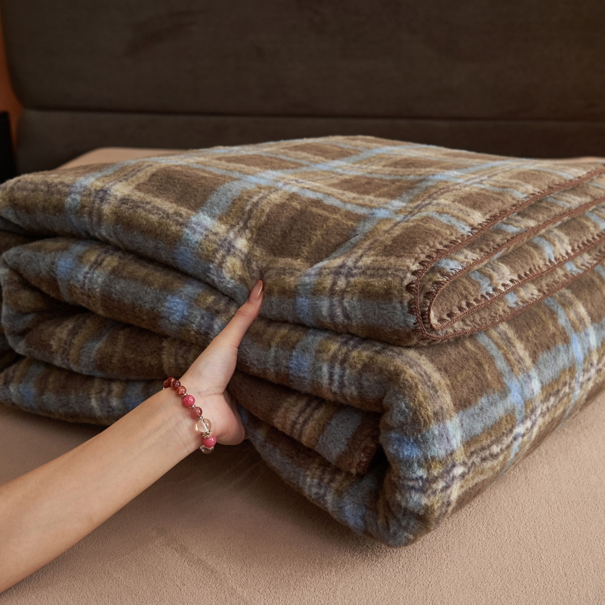 91家纺网 家纺一手货源 找家纺 寐绸家纺 2025新款230g双层羊绒牛奶绒毛毯 双层毛毯-维系咖格