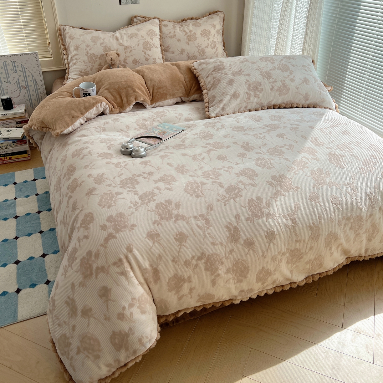 91家纺网 家纺一手货源 找家纺 十里居 2025新款法式复古兔毛球雕花牛奶绒四件套 玫瑰-浅咖