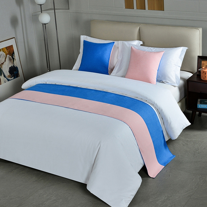 91家纺网 家纺一手货源 找家纺 万花酒店布草 2025新款纯色双拼织带床尾巾 双拼藏蓝+粉