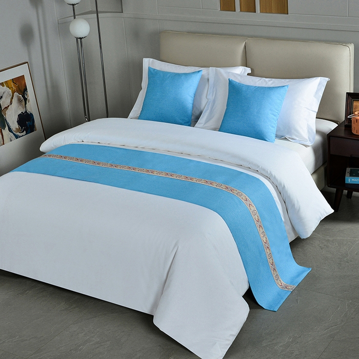 91家纺网 家纺一手货源 找家纺 万花酒店布草 2025新款纯色双拼织带床尾巾 织带湖蓝