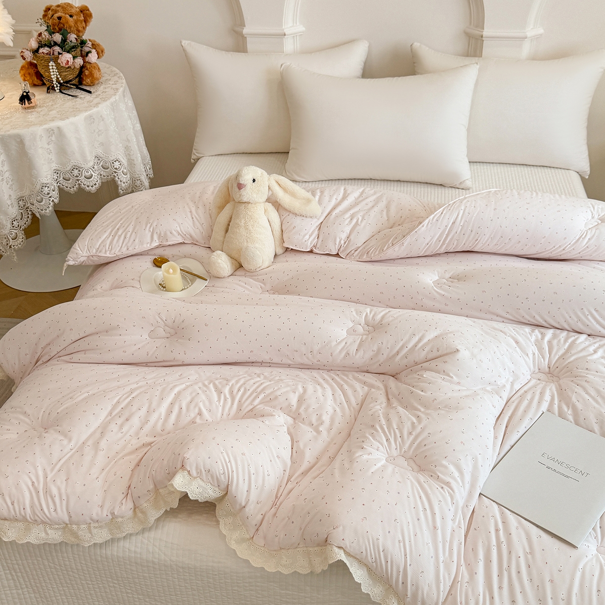 91家纺网 家纺一手货源 找家纺 缔锦家纺 2025新款全棉花边提花被被子被芯 蔷薇粉