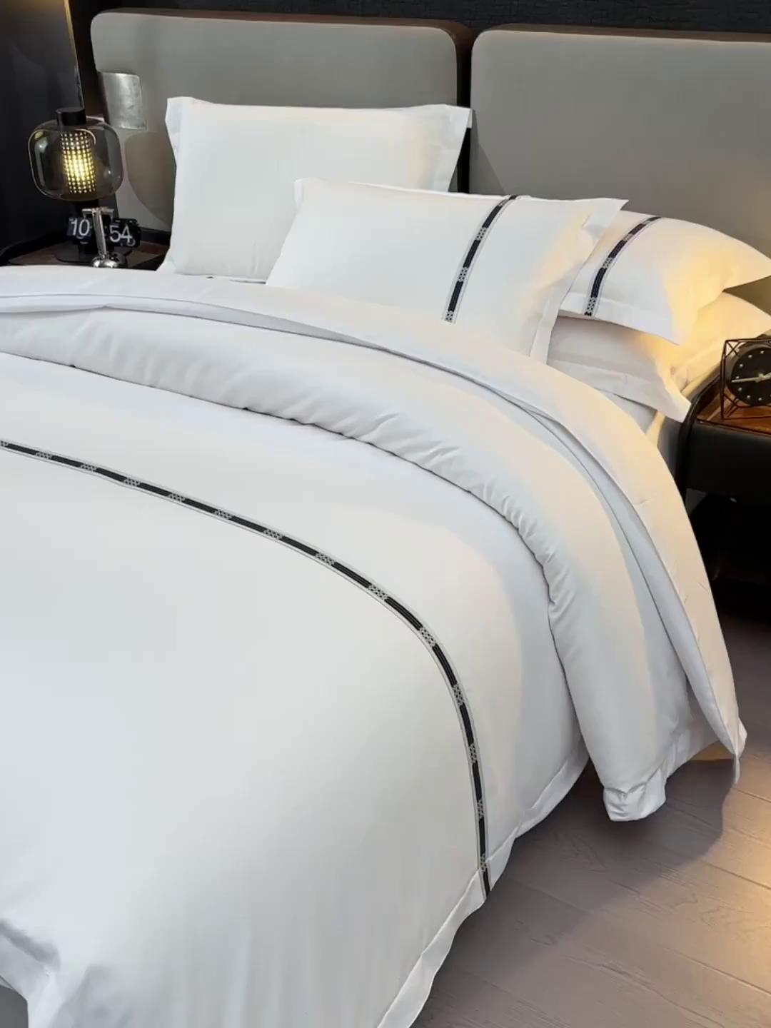 91家纺网 家纺一手货源 找家纺 万花酒店布草 2025新款酒店民宿专用四件套 经典蓝色彩条普通款