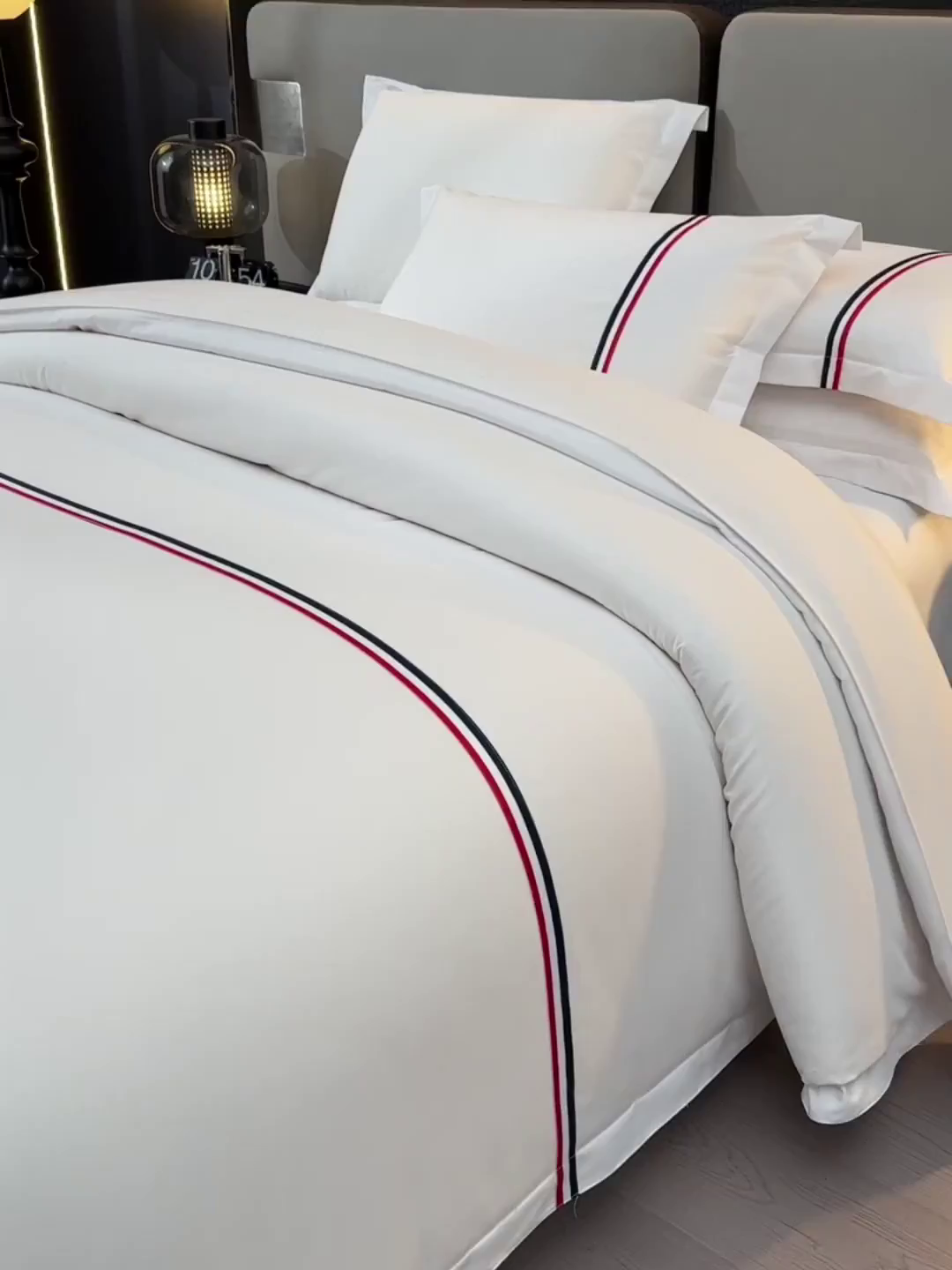 91家纺网 家纺一手货源 找家纺 万花酒店布草 2025新款酒店民宿专用四件套 红蓝彩条普通款