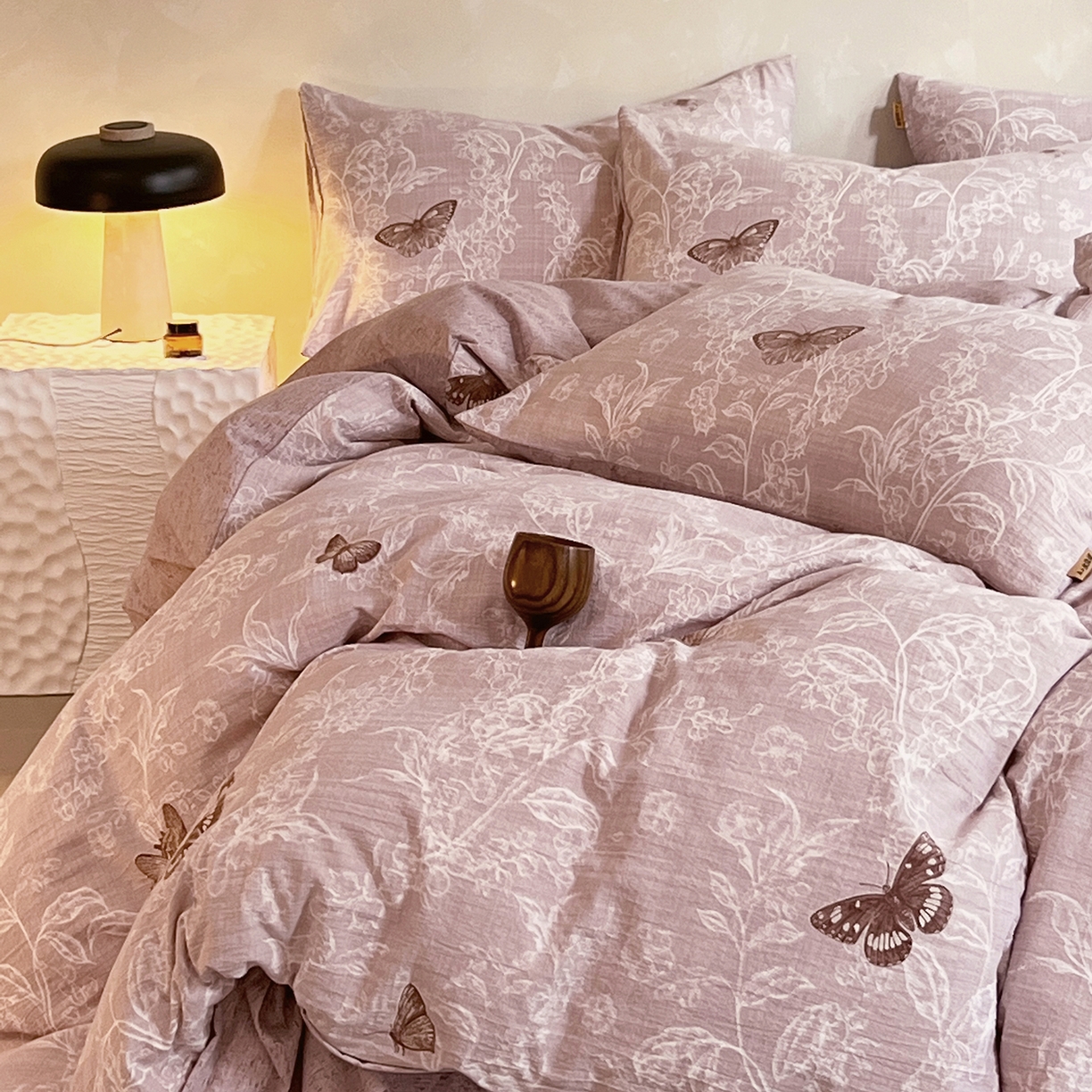 91家纺网 家纺一手货源 找家纺 灿哈家纺 2025新款复古风仿麻四件套 蝶舞