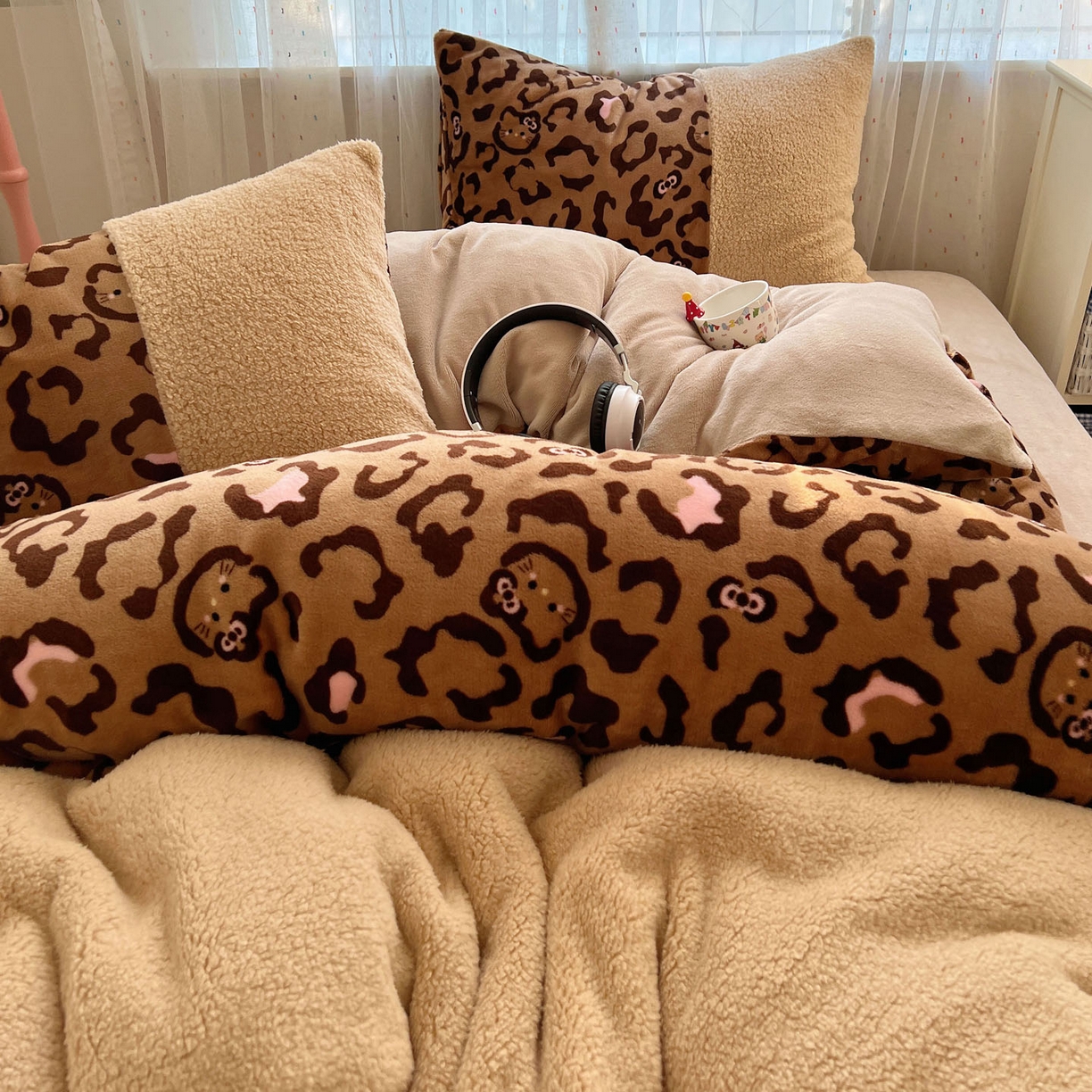 91家纺网 家纺一手货源 找家纺 顾里家纺 2025新款卡通豹纹喵羊羔拼接牛奶绒四件套 咖豹纹