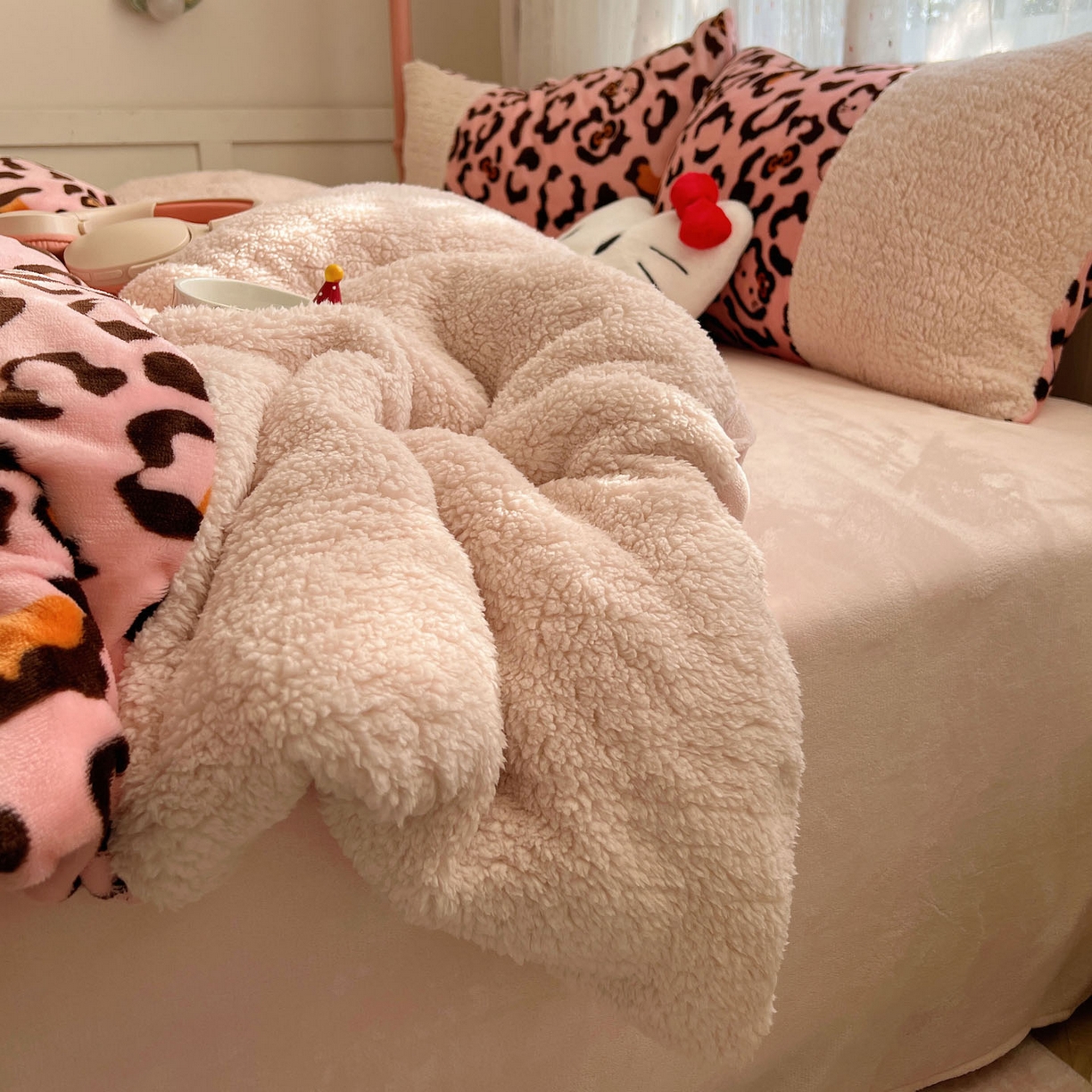 91家纺网 家纺一手货源 找家纺 （总）顾里家纺 2025新款卡通豹纹喵羊羔拼接牛奶绒四件套