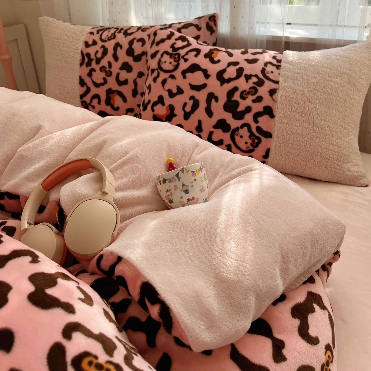 91家纺网 家纺一手货源 找家纺 顾里家纺 2025新款卡通豹纹喵羊羔拼接牛奶绒四件套 粉豹纹