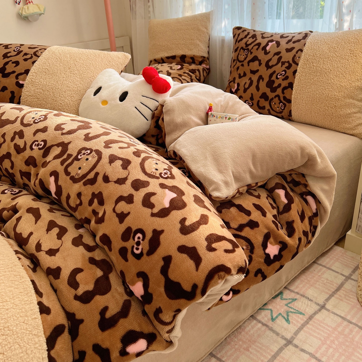 91家纺网 家纺一手货源 找家纺 顾里家纺 2025新款卡通豹纹喵羊羔拼接牛奶绒四件套 咖豹纹