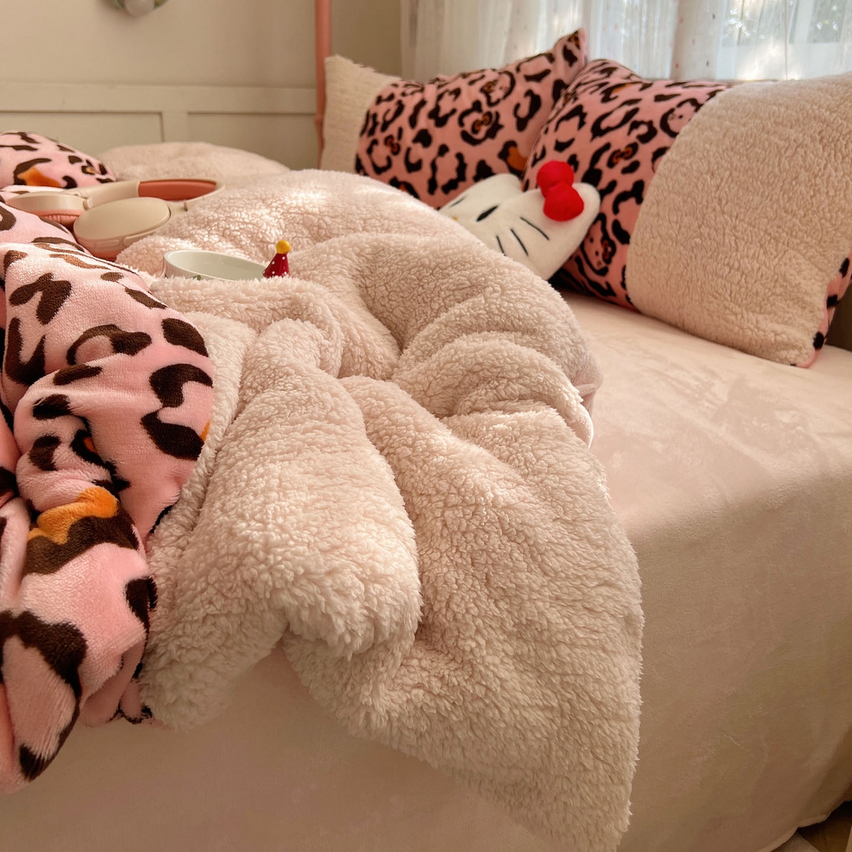 91家纺网 家纺一手货源 找家纺 （总）顾里家纺 2025新款卡通豹纹喵羊羔拼接牛奶绒四件套