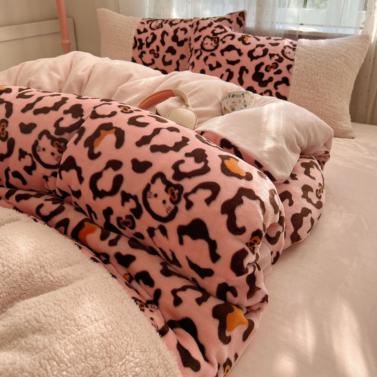 91家纺网 家纺一手货源 找家纺 顾里家纺 2025新款卡通豹纹喵羊羔拼接牛奶绒四件套 粉豹纹