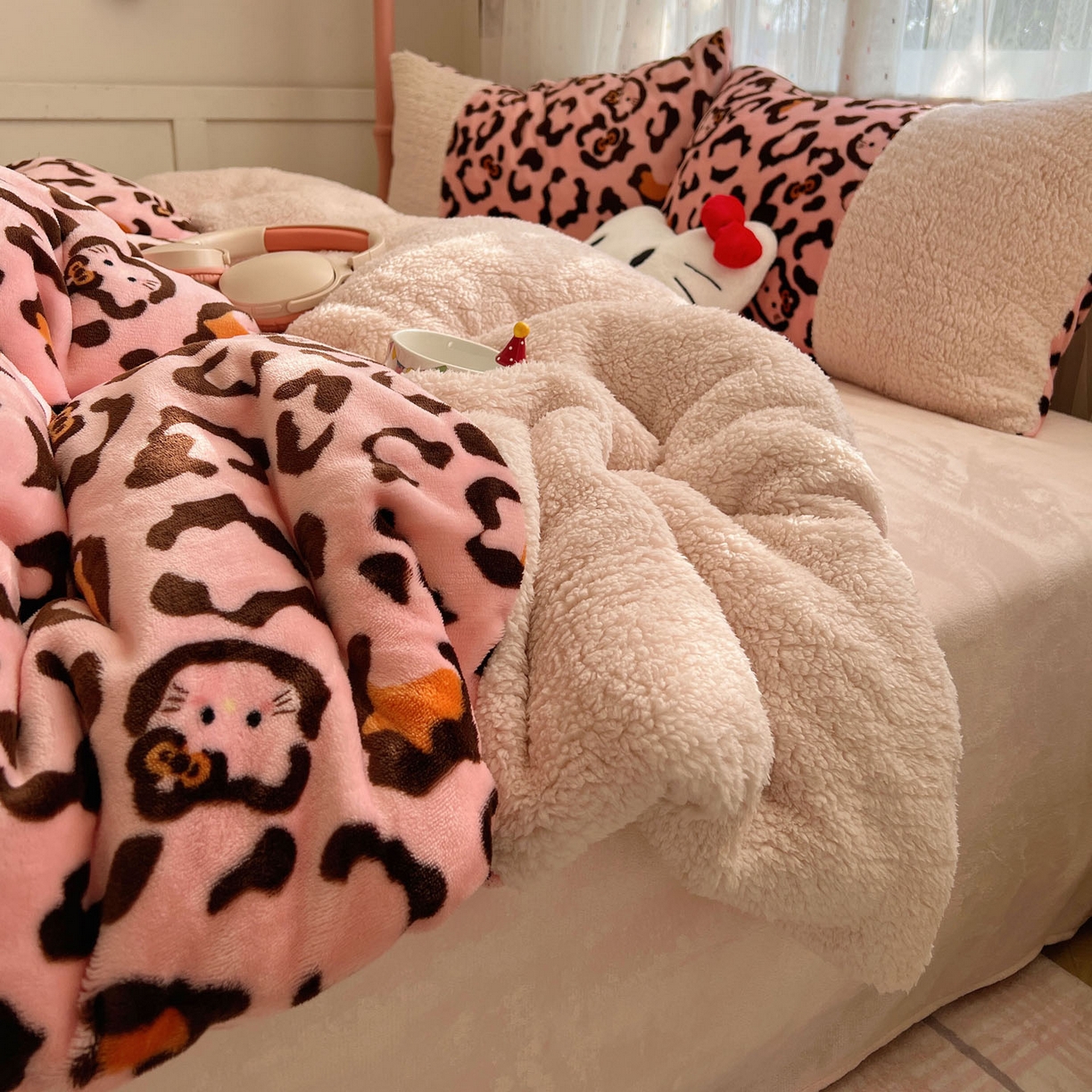 91家纺网 家纺一手货源 找家纺 顾里家纺 2025新款卡通豹纹喵羊羔拼接牛奶绒四件套 粉豹纹