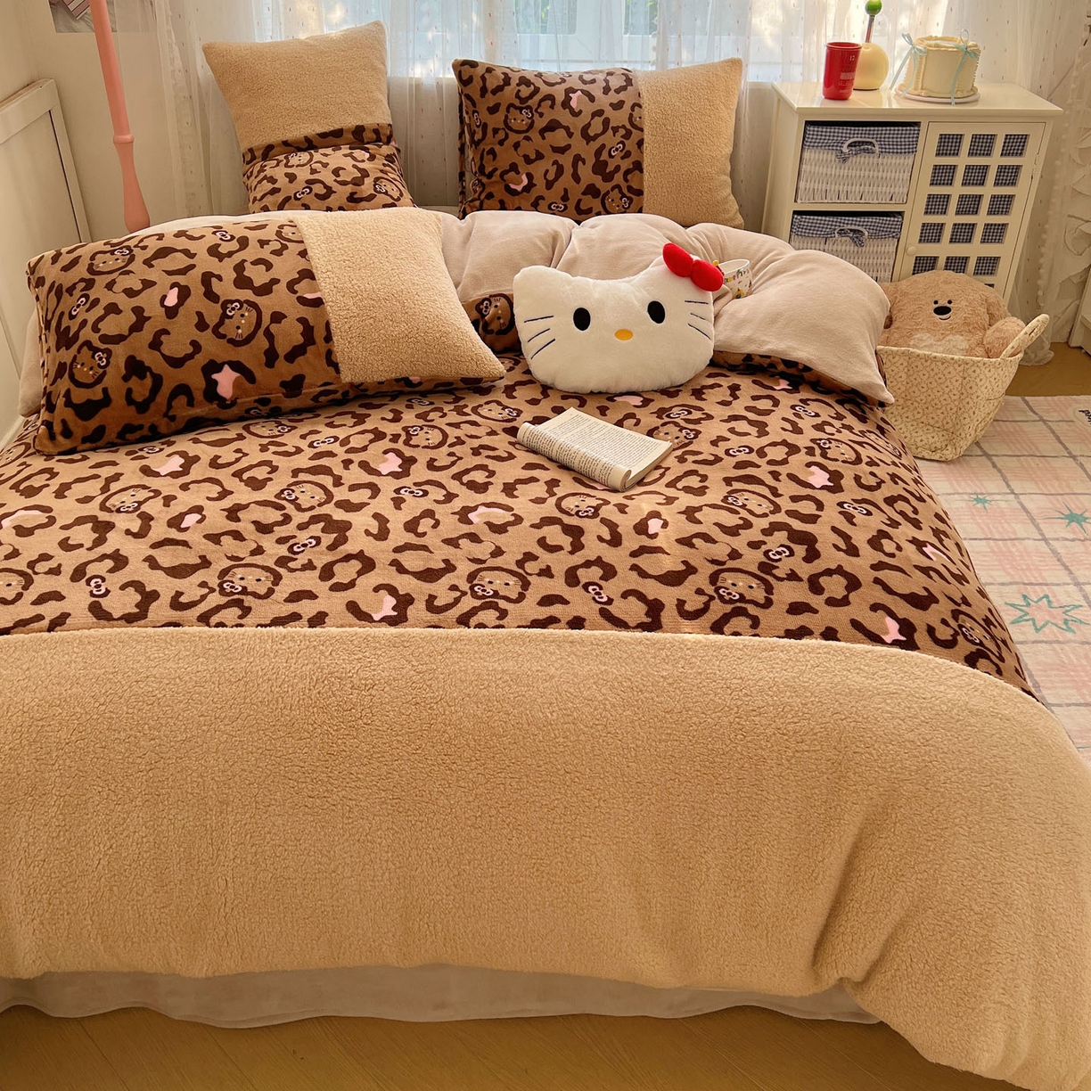 91家纺网 家纺一手货源 找家纺 顾里家纺 2025新款卡通豹纹喵羊羔拼接牛奶绒四件套 咖豹纹