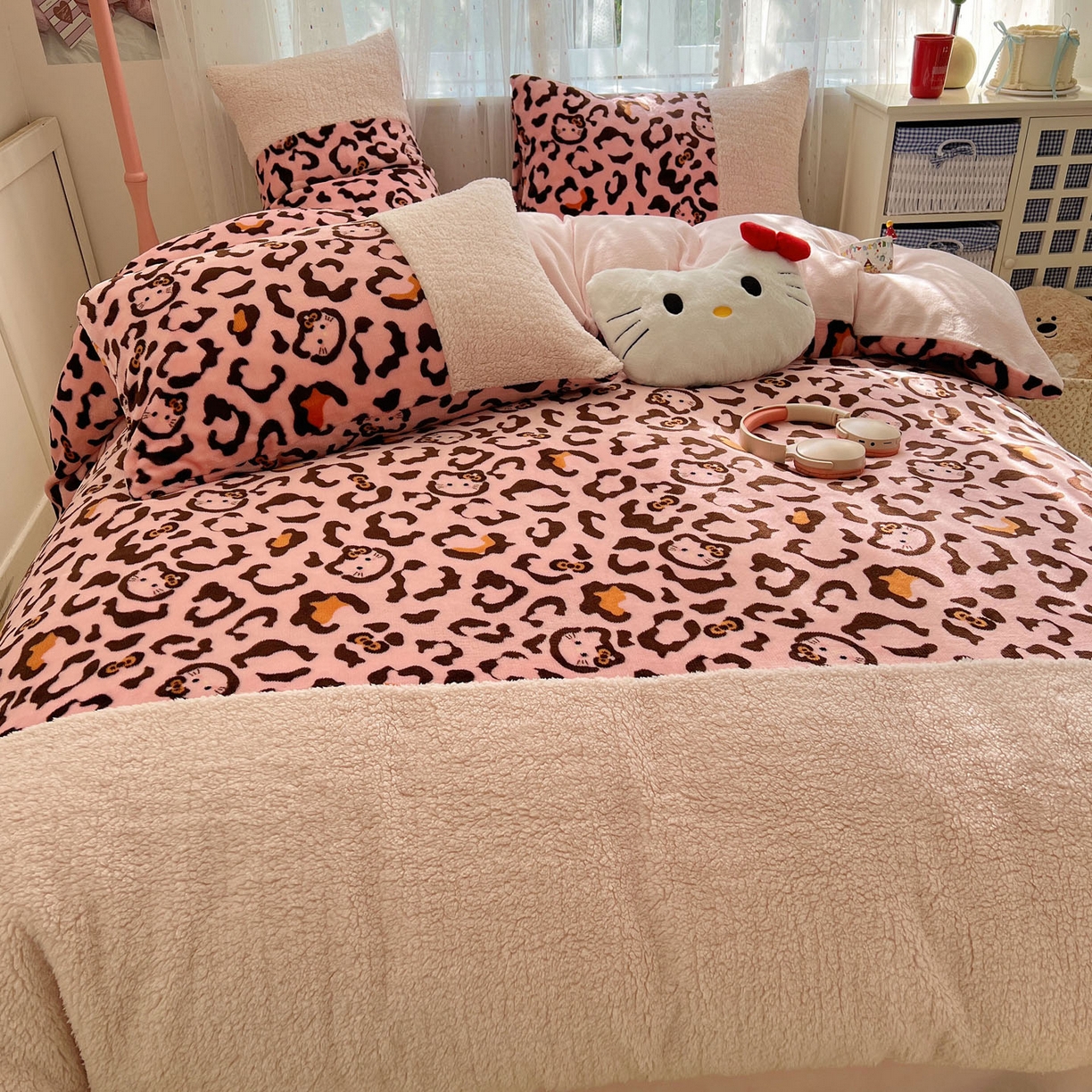 91家纺网 家纺一手货源 找家纺 （总）顾里家纺 2025新款卡通豹纹喵羊羔拼接牛奶绒四件套