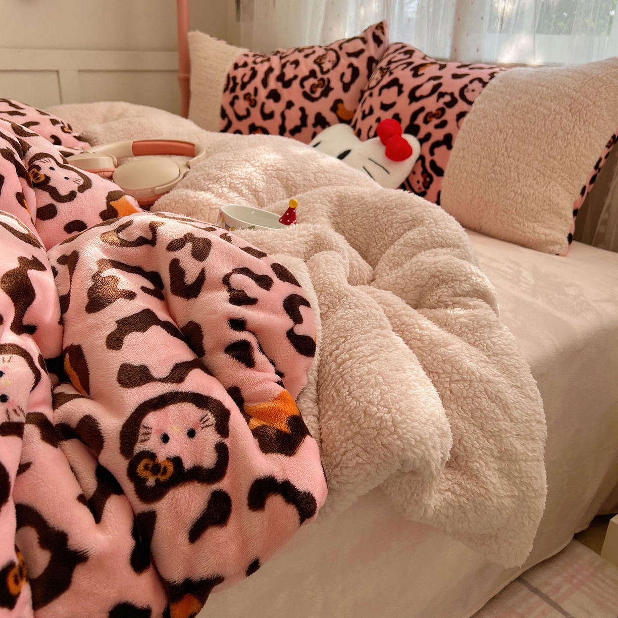 91家纺网 家纺一手货源 找家纺 顾里家纺 2025新款卡通豹纹喵羊羔拼接牛奶绒四件套 粉豹纹