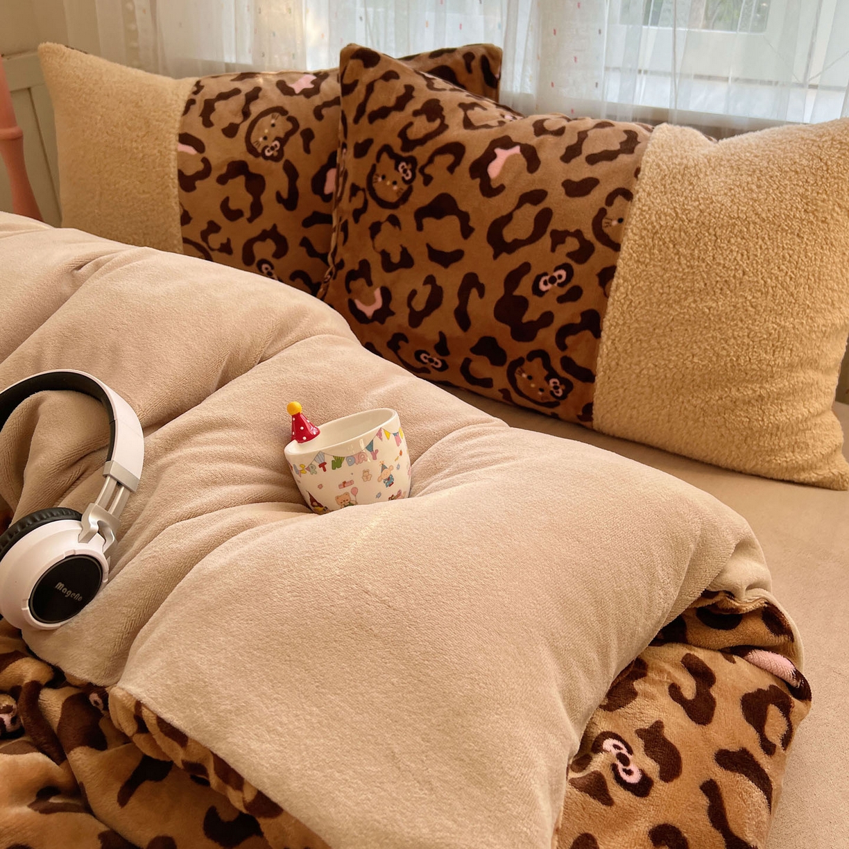 91家纺网 家纺一手货源 找家纺 顾里家纺 2025新款卡通豹纹喵羊羔拼接牛奶绒四件套 咖豹纹