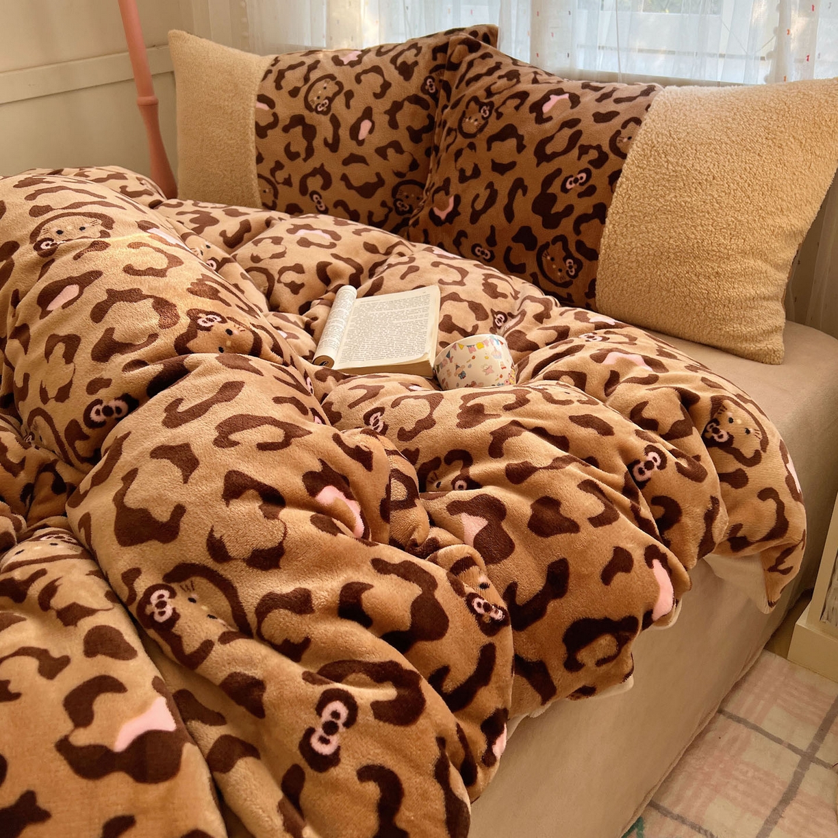 91家纺网 家纺一手货源 找家纺 顾里家纺 2025新款卡通豹纹喵羊羔拼接牛奶绒四件套 咖豹纹