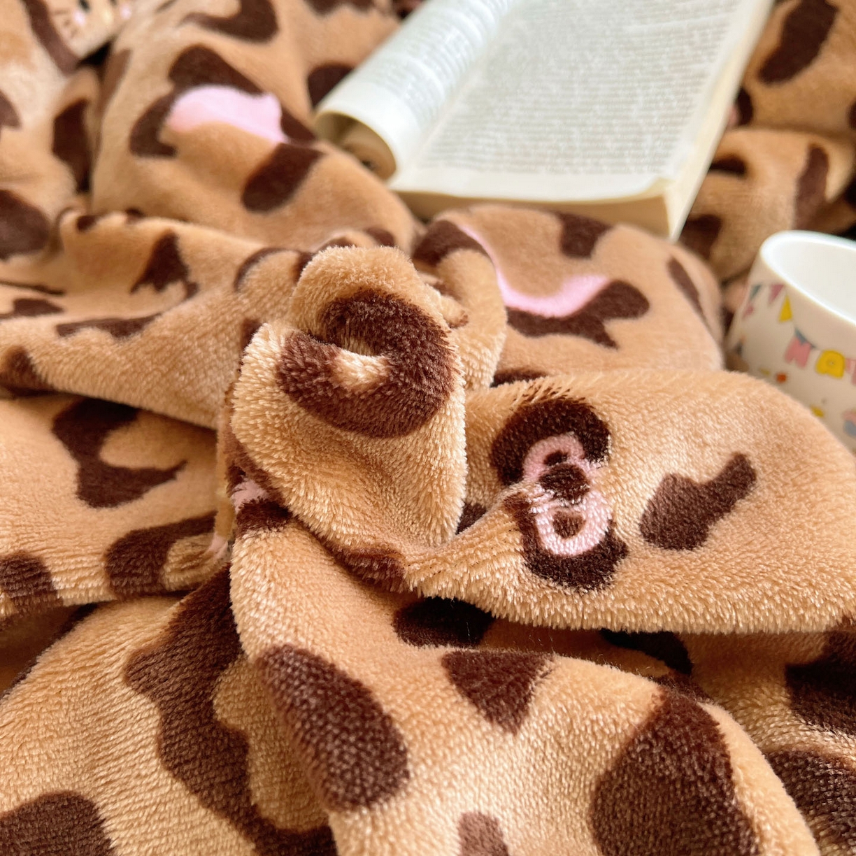 91家纺网 家纺一手货源 找家纺 顾里家纺 2025新款卡通豹纹喵羊羔拼接牛奶绒四件套 咖豹纹