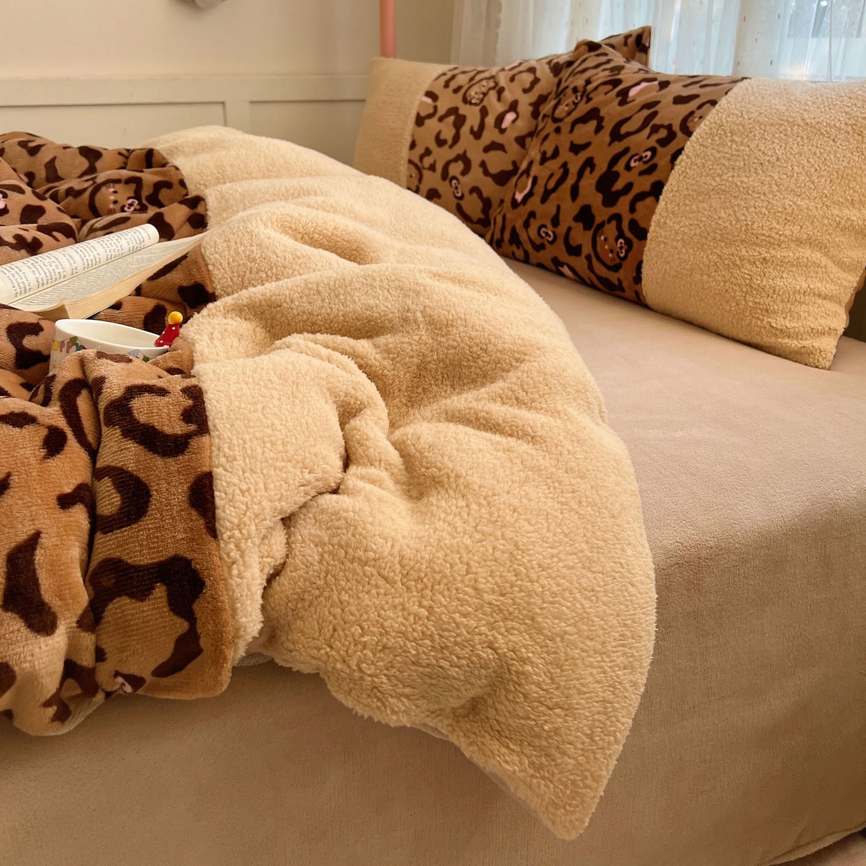 91家纺网 家纺一手货源 找家纺 顾里家纺 2025新款卡通豹纹喵羊羔拼接牛奶绒四件套 咖豹纹