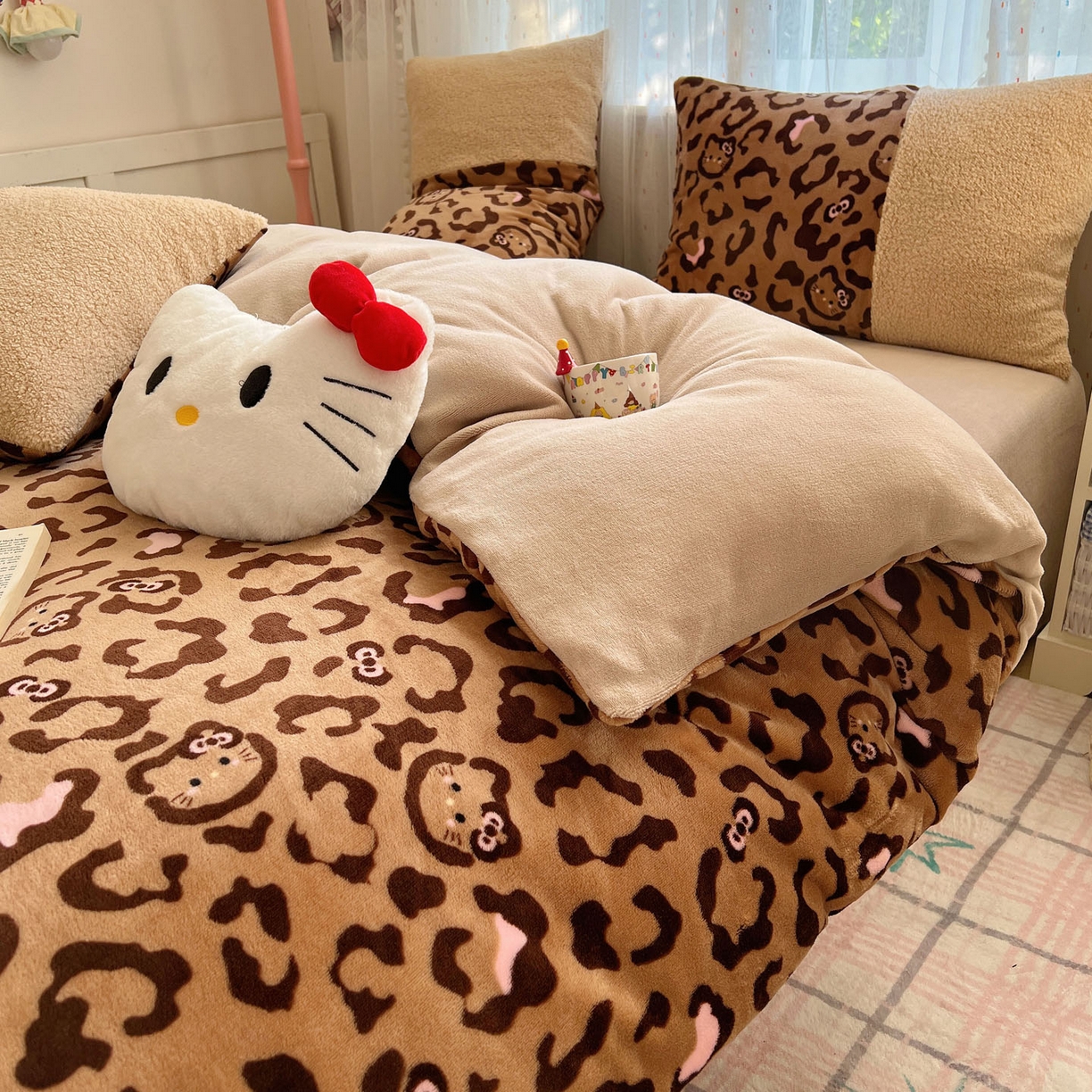 91家纺网 家纺一手货源 找家纺 顾里家纺 2025新款卡通豹纹喵羊羔拼接牛奶绒四件套 咖豹纹