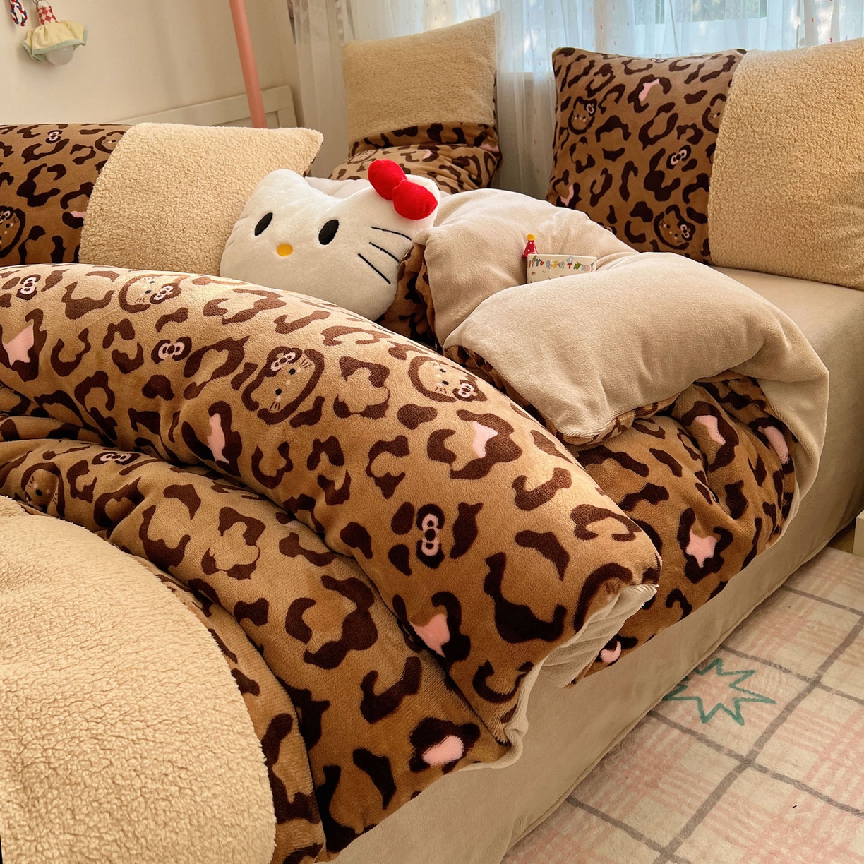 91家纺网 家纺一手货源 找家纺 顾里家纺 2025新款卡通豹纹喵羊羔拼接牛奶绒四件套 咖豹纹