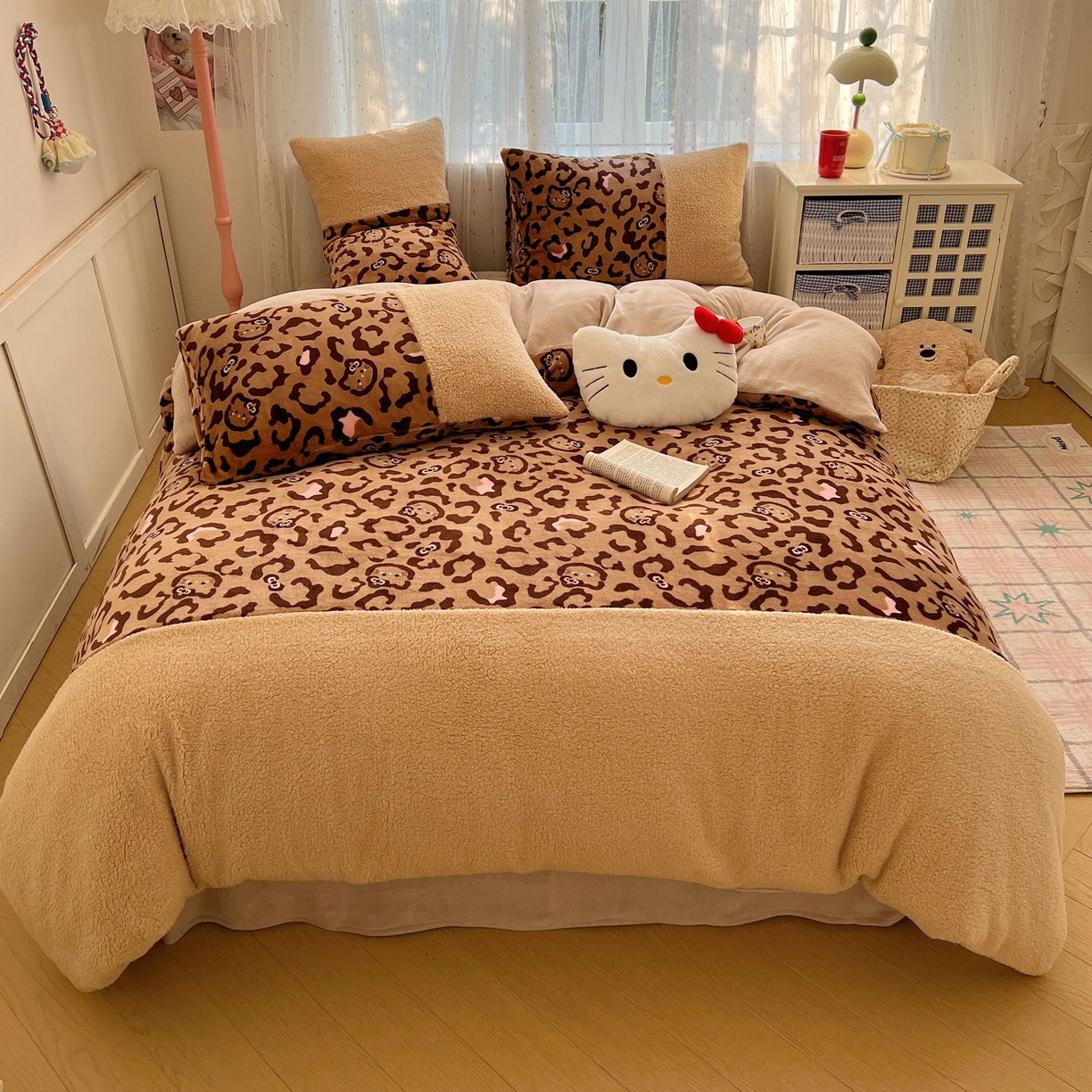 91家纺网 家纺一手货源 找家纺 顾里家纺 2025新款卡通豹纹喵羊羔拼接牛奶绒四件套 咖豹纹