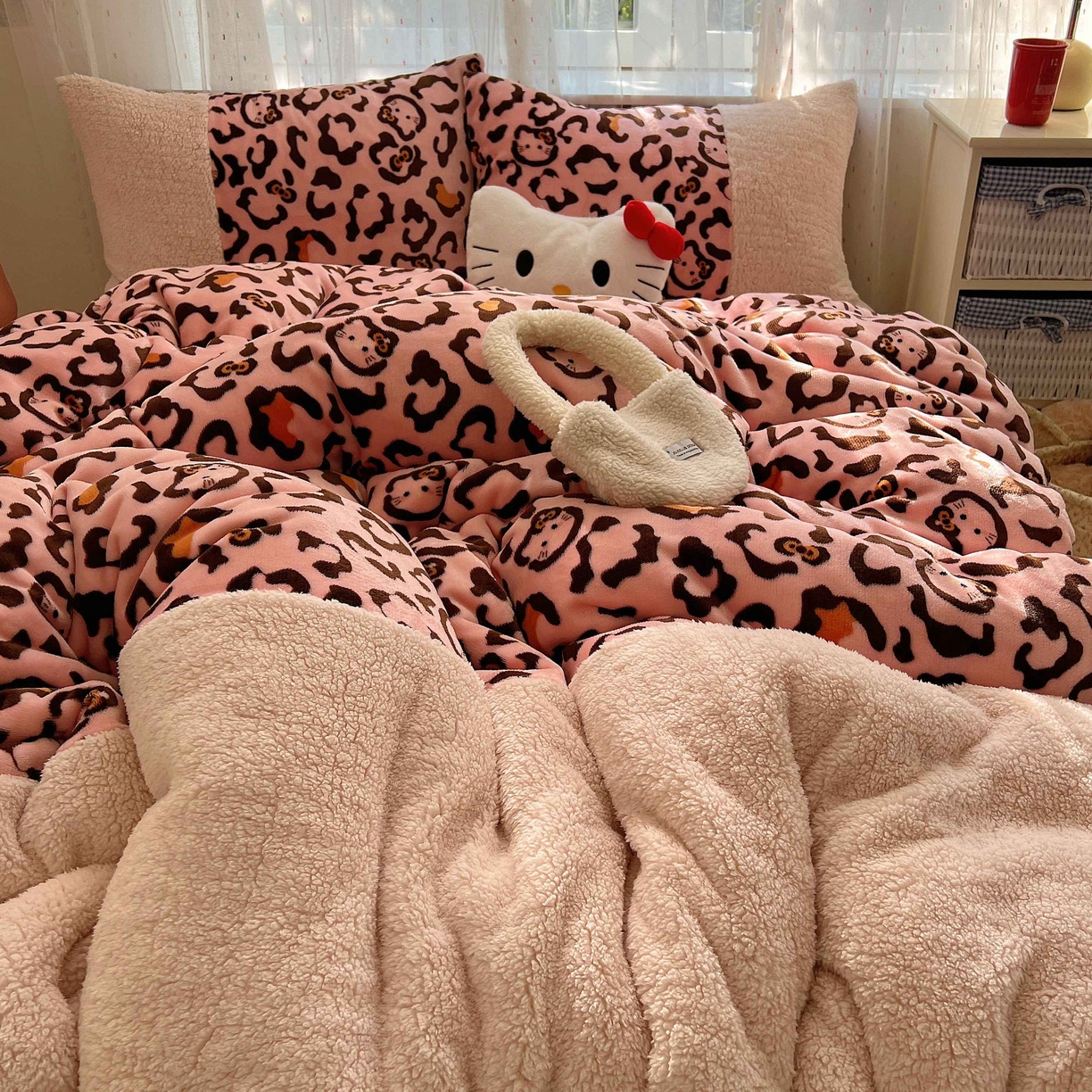 91家纺网 家纺一手货源 找家纺 （总）顾里家纺 2025新款卡通豹纹喵羊羔拼接牛奶绒四件套