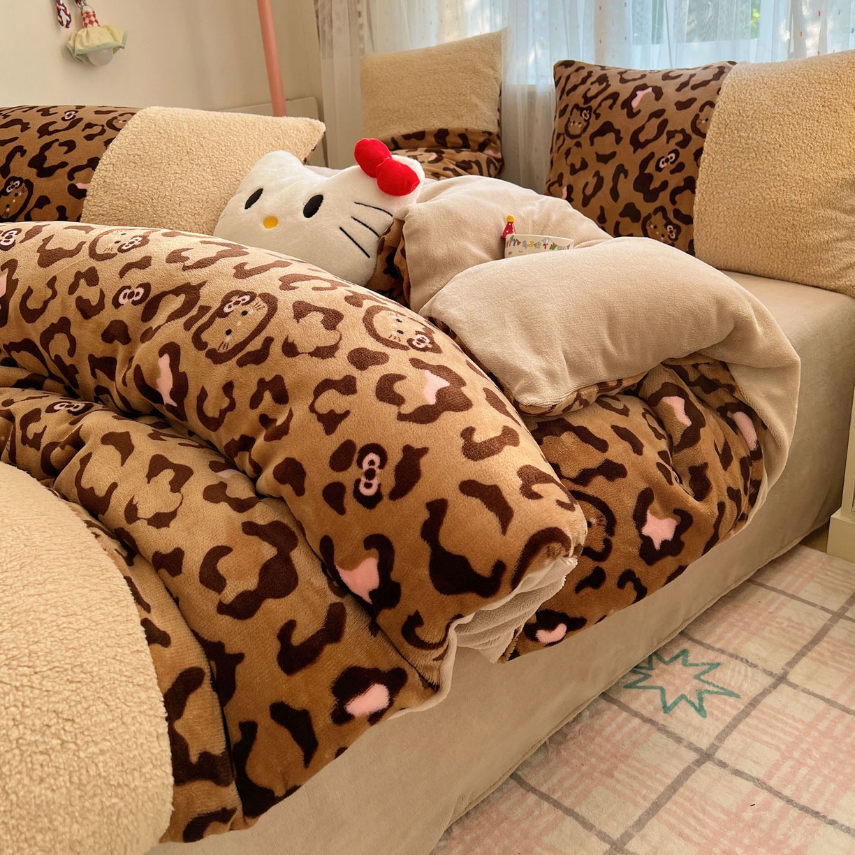 91家纺网 家纺一手货源 找家纺 顾里家纺 2025新款卡通豹纹喵羊羔拼接牛奶绒四件套 咖豹纹