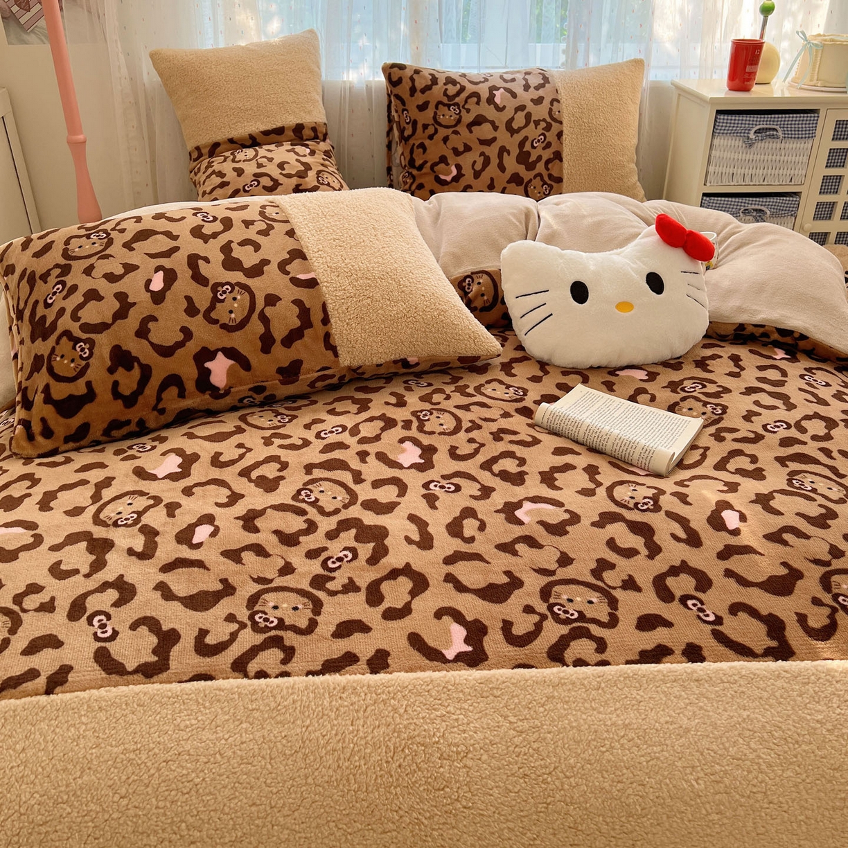 91家纺网 家纺一手货源 找家纺 顾里家纺 2025新款卡通豹纹喵羊羔拼接牛奶绒四件套 咖豹纹