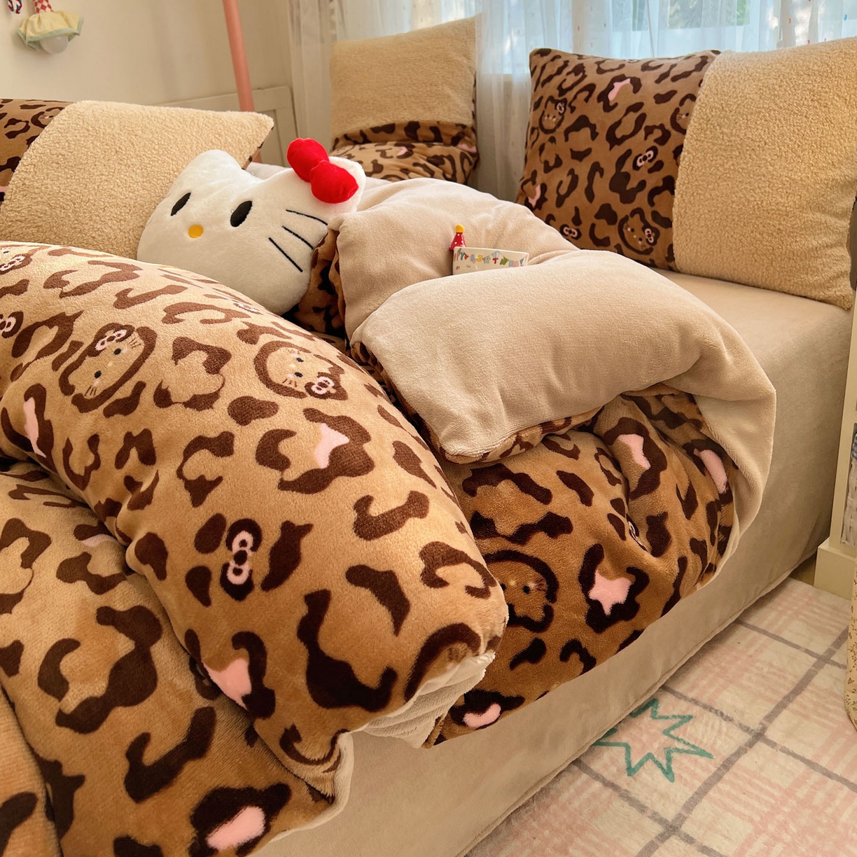 91家纺网 家纺一手货源 找家纺 顾里家纺 2025新款卡通豹纹喵羊羔拼接牛奶绒四件套 咖豹纹