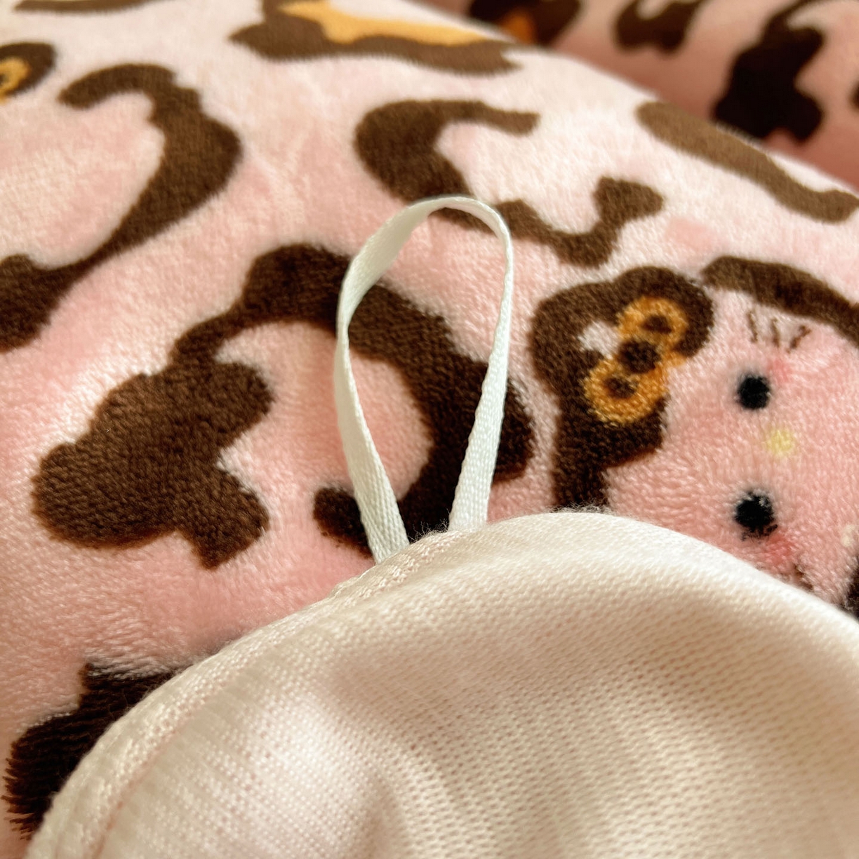 91家纺网 家纺一手货源 找家纺 顾里家纺 2025新款卡通豹纹喵羊羔拼接牛奶绒四件套 粉豹纹