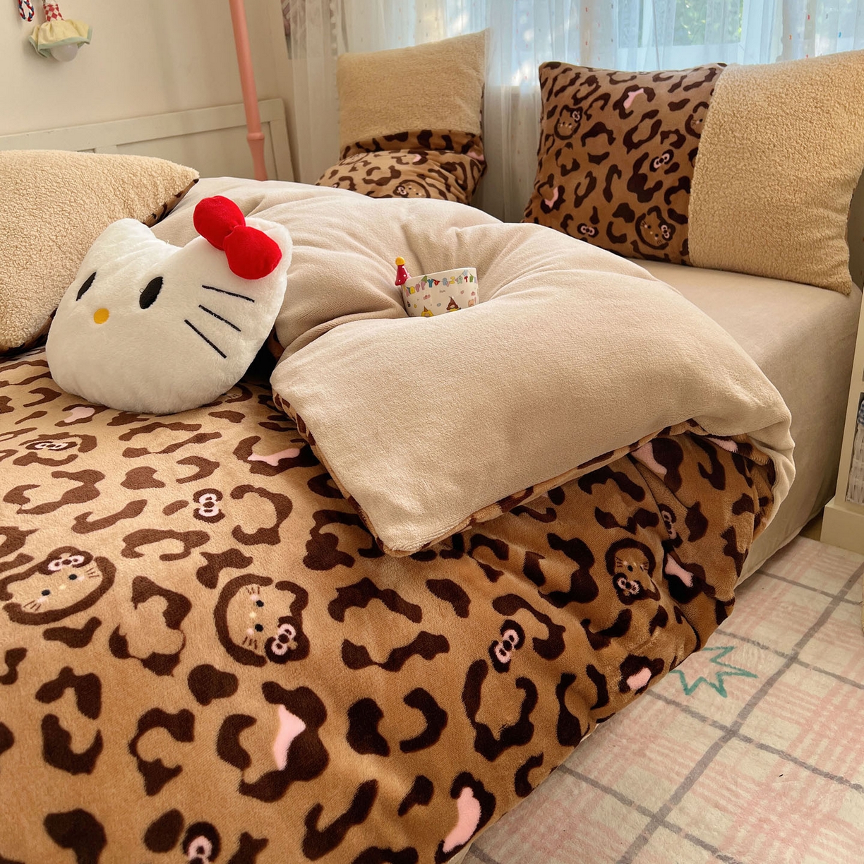 91家纺网 家纺一手货源 找家纺 顾里家纺 2025新款卡通豹纹喵羊羔拼接牛奶绒四件套 咖豹纹