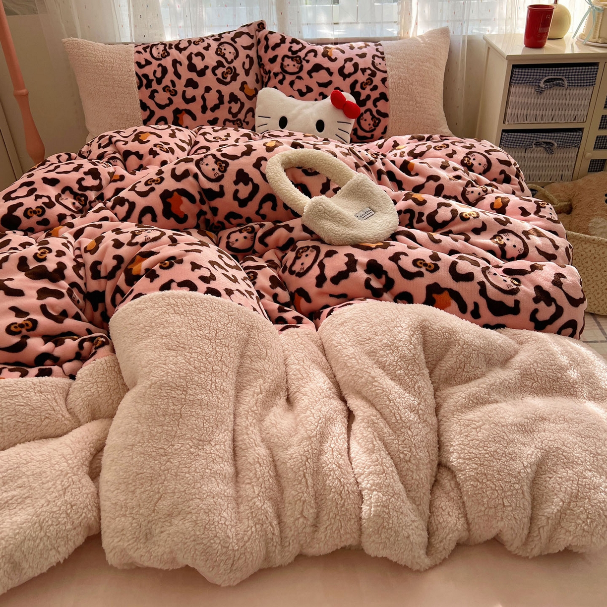 91家纺网 家纺一手货源 找家纺 顾里家纺 2025新款卡通豹纹喵羊羔拼接牛奶绒四件套 粉豹纹