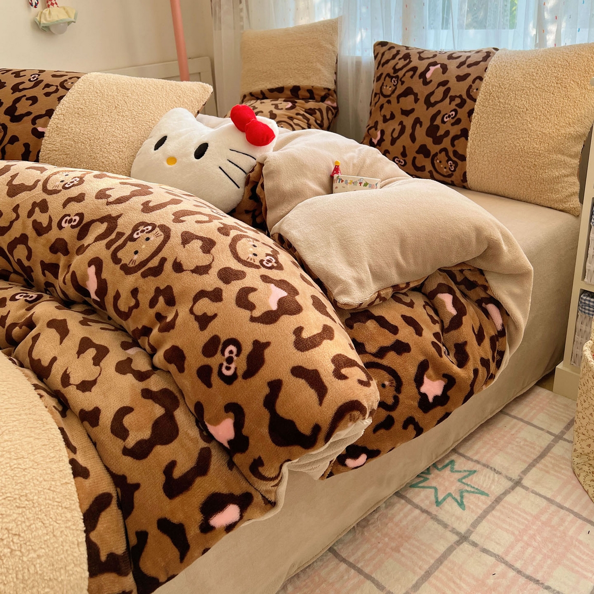 91家纺网 家纺一手货源 找家纺 顾里家纺 2025新款卡通豹纹喵羊羔拼接牛奶绒四件套 咖豹纹