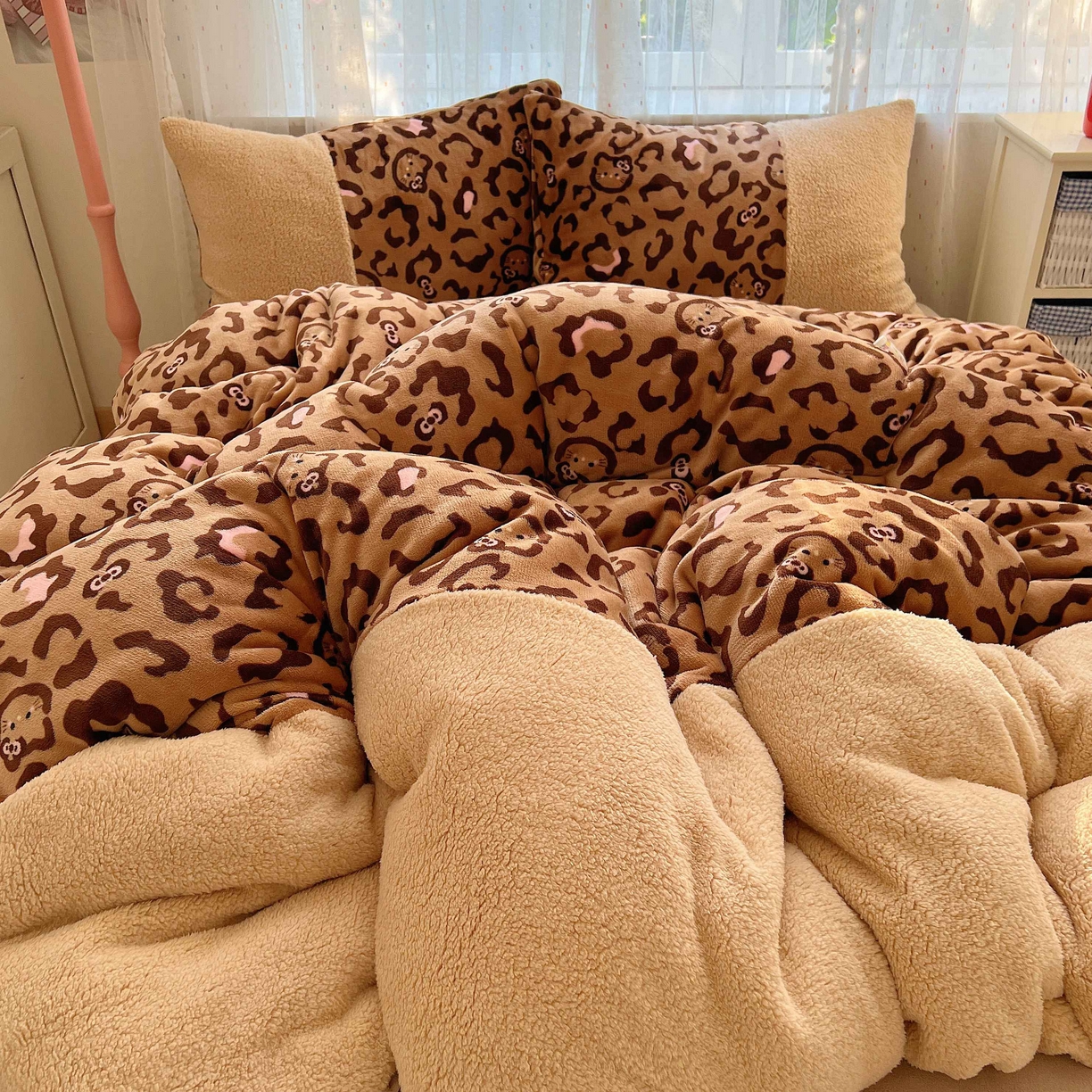 91家纺网 家纺一手货源 找家纺 顾里家纺 2025新款卡通豹纹喵羊羔拼接牛奶绒四件套 咖豹纹