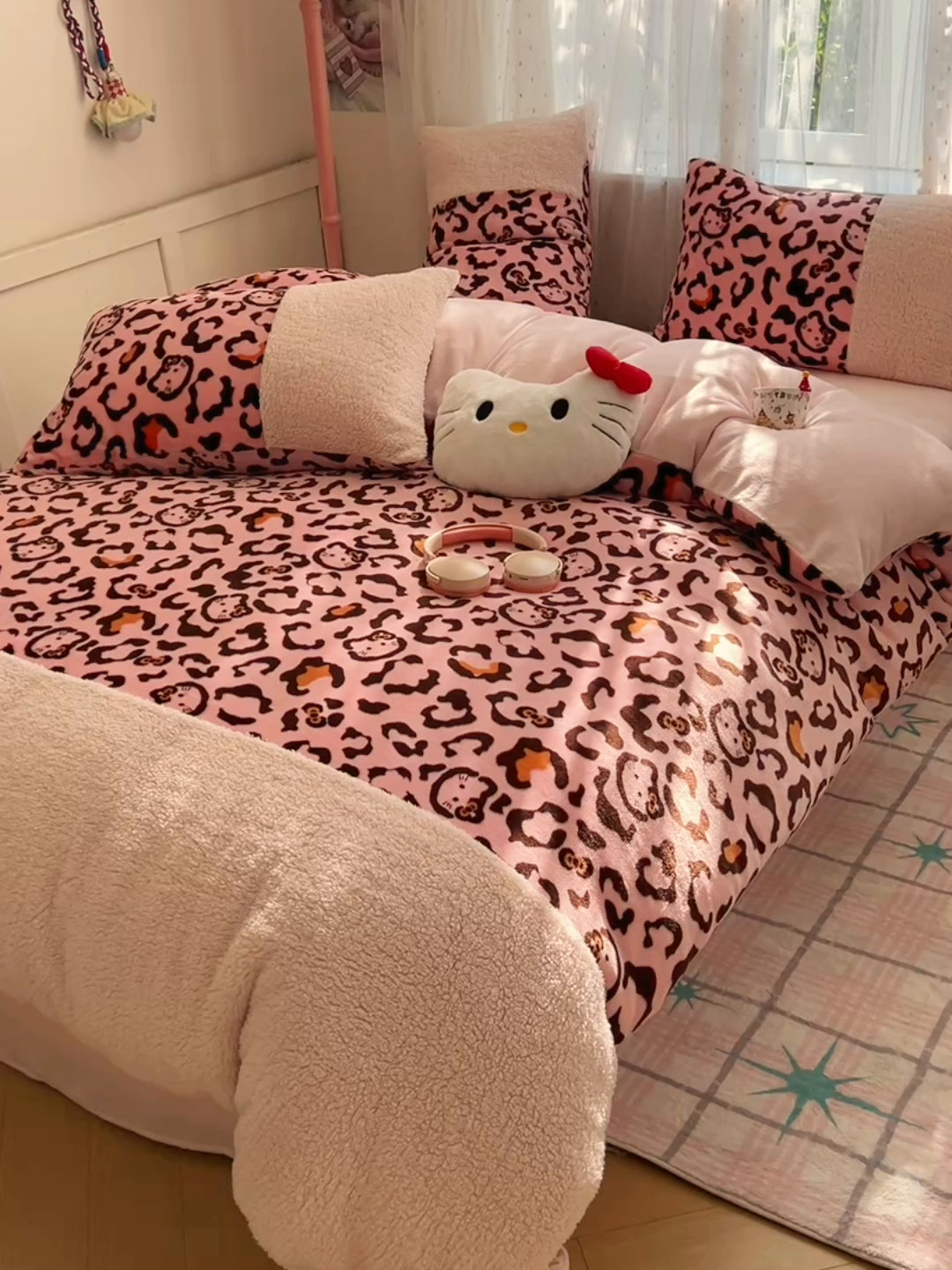 91家纺网 家纺一手货源 找家纺 顾里家纺 2025新款卡通豹纹喵羊羔拼接牛奶绒四件套 粉豹纹